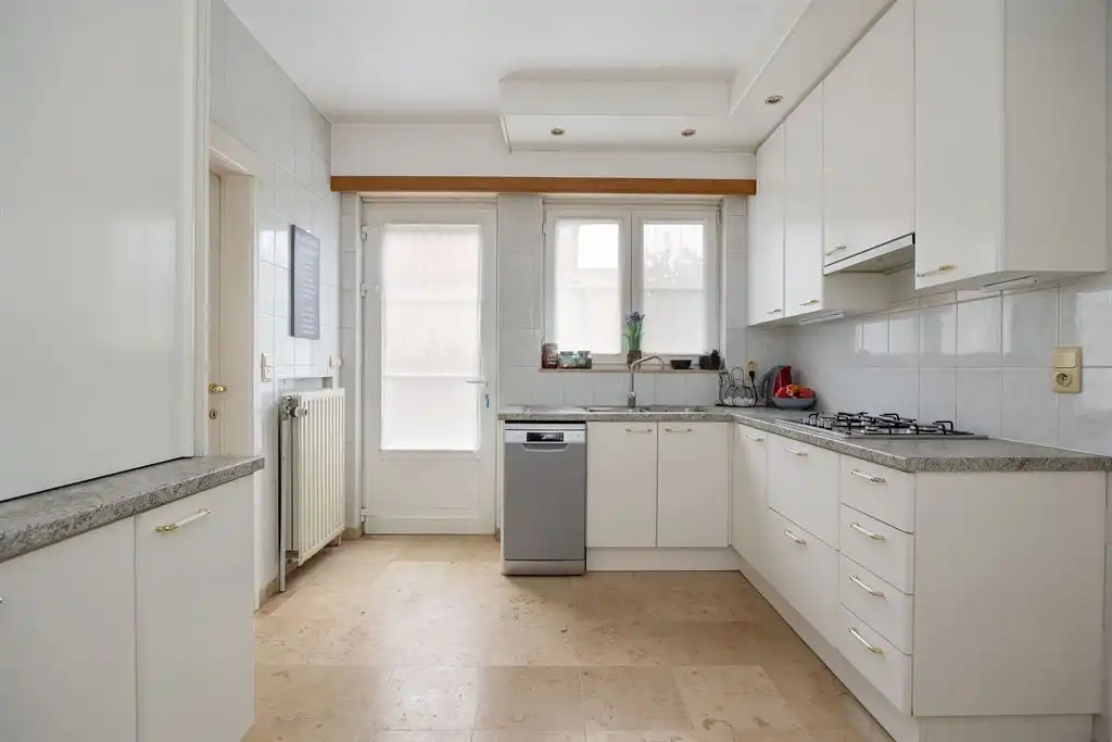 Half open bebouwing tegen het centrum van 's-Gravenwezel foto 7