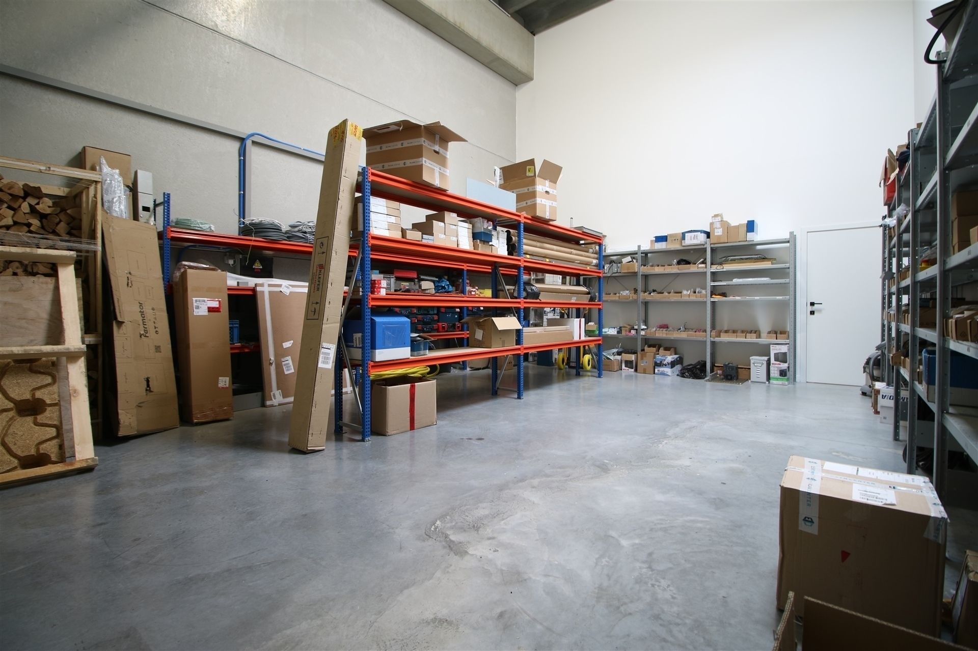 Ingerichte KMO-unit met burelen en magazijnen foto 18