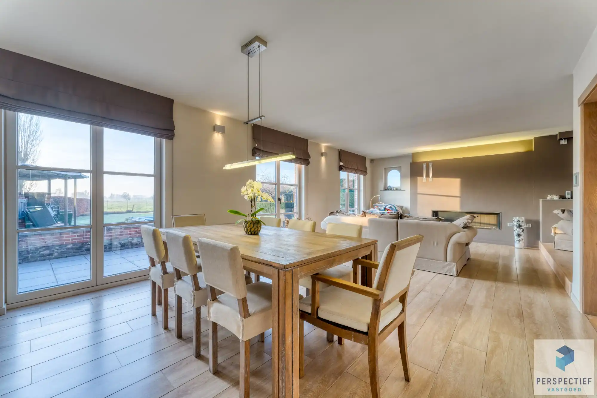 Landelijk gelegen villa met handelsruimte en buitenzwembad op 1370 m² foto 7