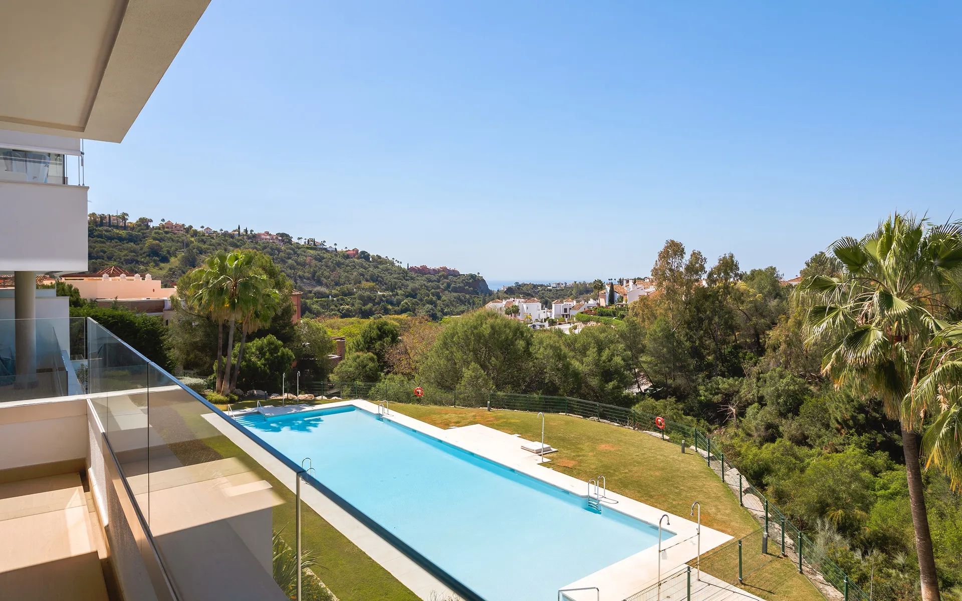 Exclusief wonen met panoramisch uitzicht: luxe appartement in Benahavis foto 19