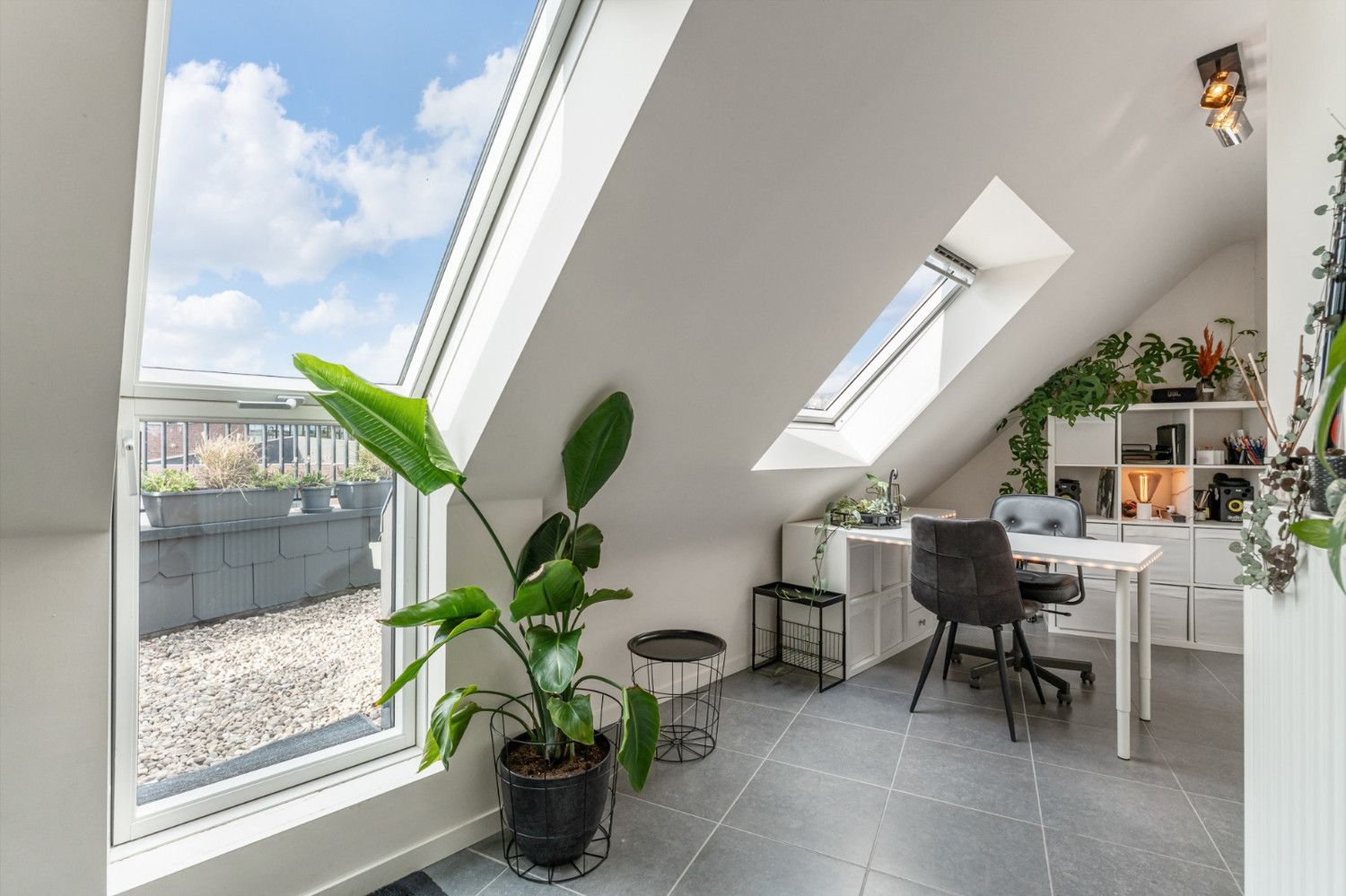 Modern en licht Duplexappartement met 3 slk berging en autostpl foto 17
