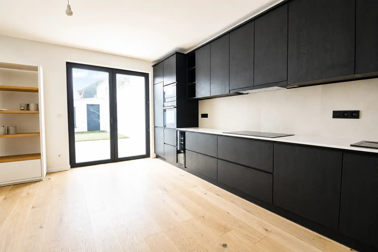 Luxueus gerenoveerd 3-slaapkamerappartement mét garage én zeer grote tuin. foto 8