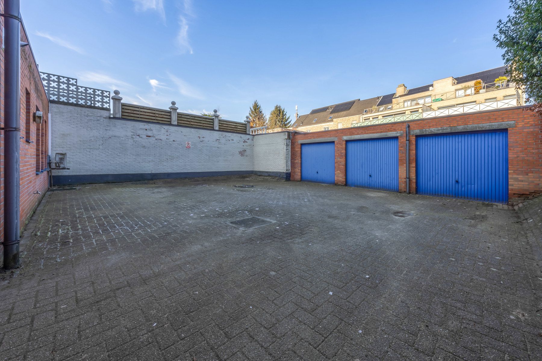 Handelszaak, twee appartementen en garageboxen foto 34