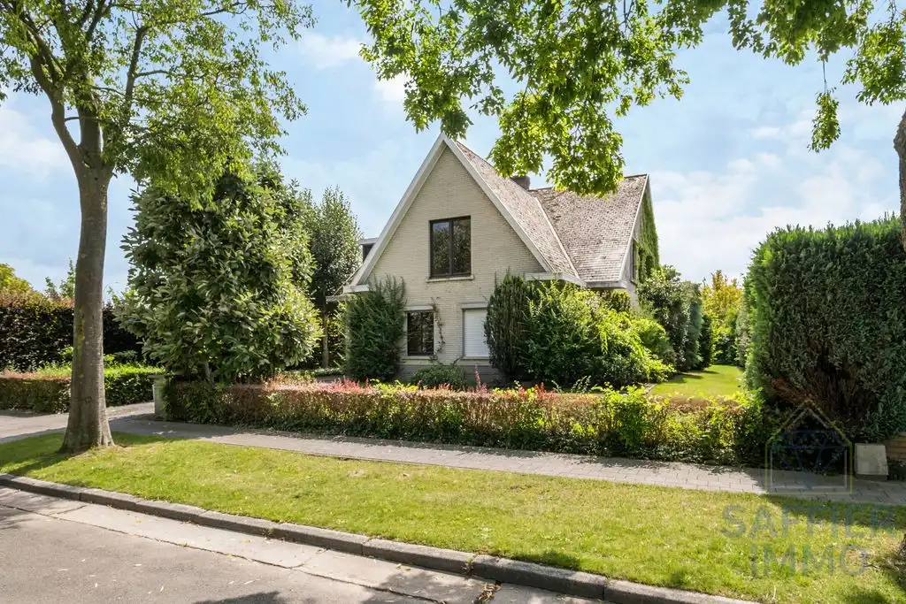 Ruime gezinswoning met zonnige tuin en 5 slaapkamers in hartje Izegem foto 2