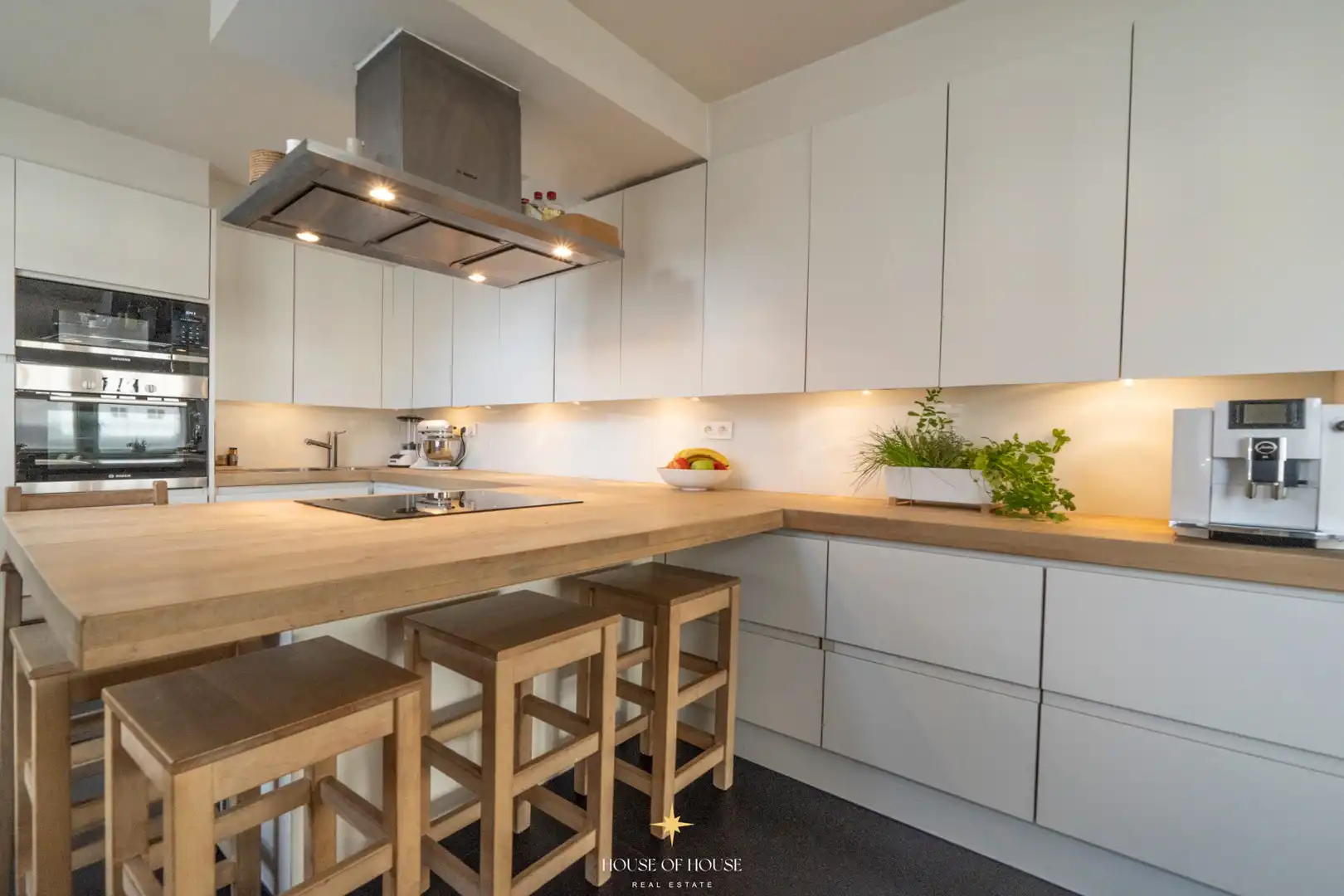 Charmante hoekwoning met praktijkruimte & dakterras in het hart van Brugge. foto 10