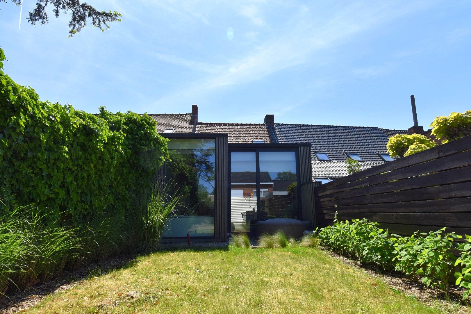 Instapklare rijwoning met 2 slaapkamers en mooi stukje tuin te koop in Moorsele foto 11