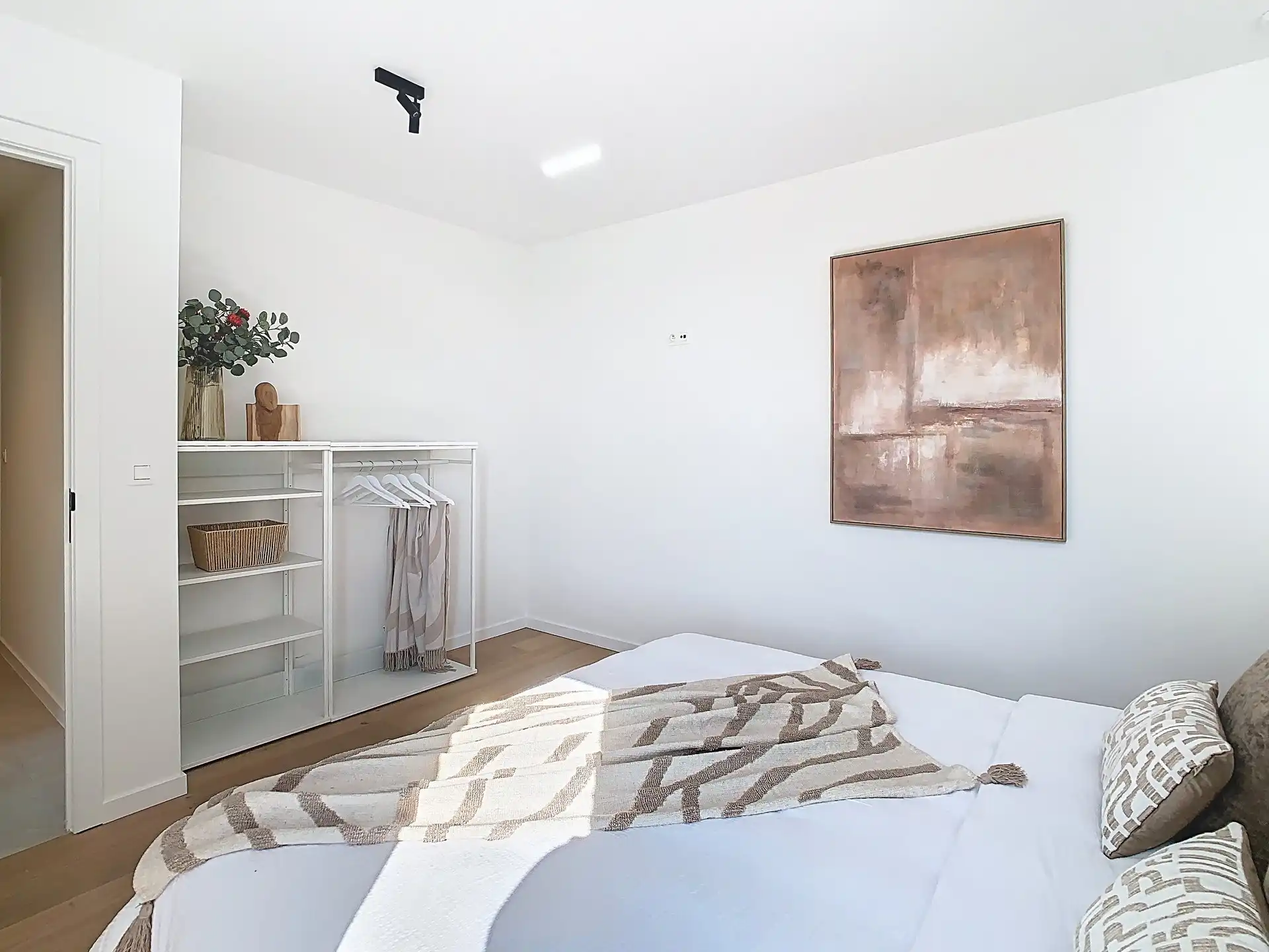 Moderne halfopen gezinswoning met 3 slaapkamers, ruime tuin en garage foto 10