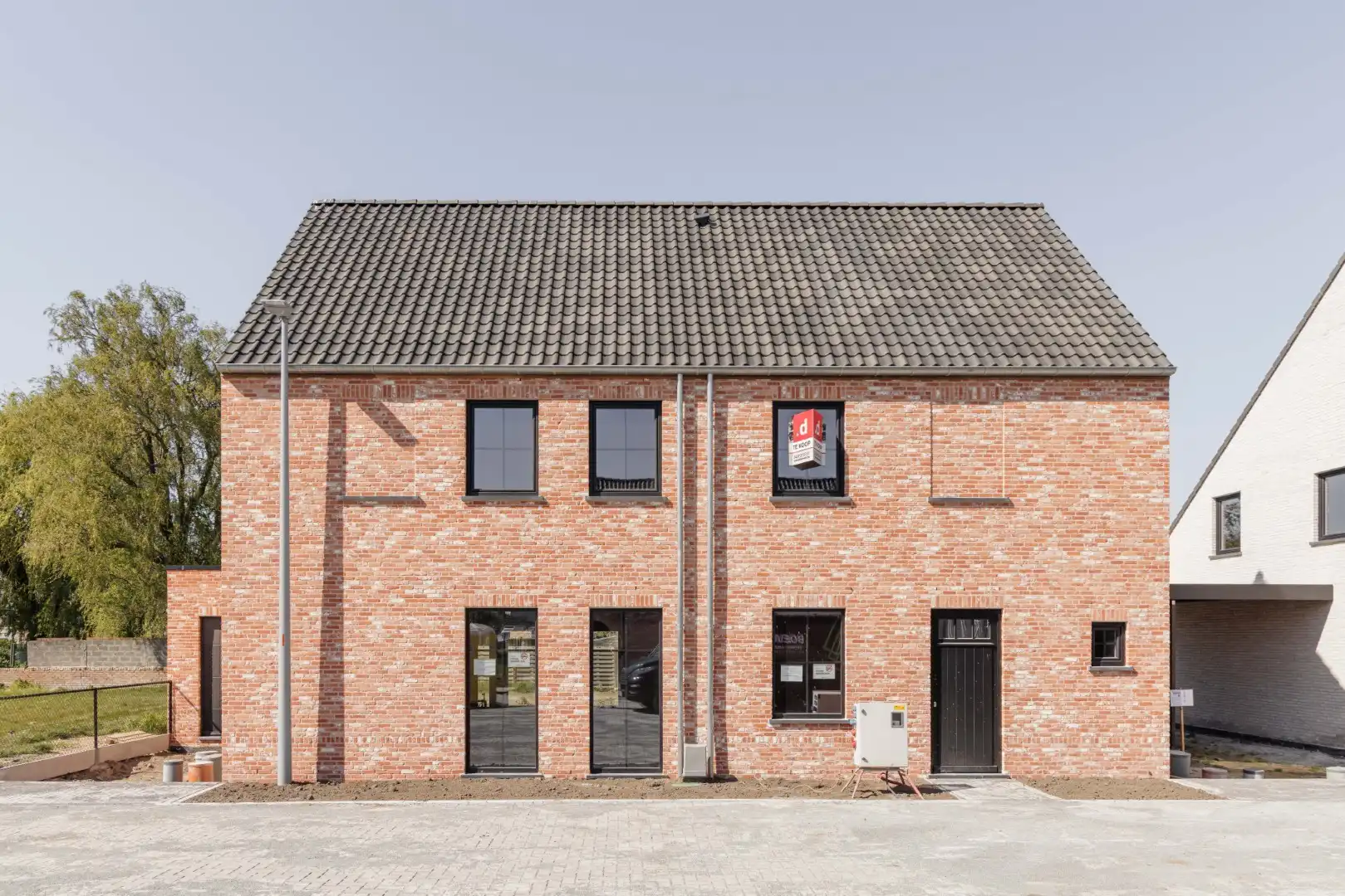 Ruime energiezuinige halfopen bebouwing met 4 slpk’s foto {{pictureIndex}}