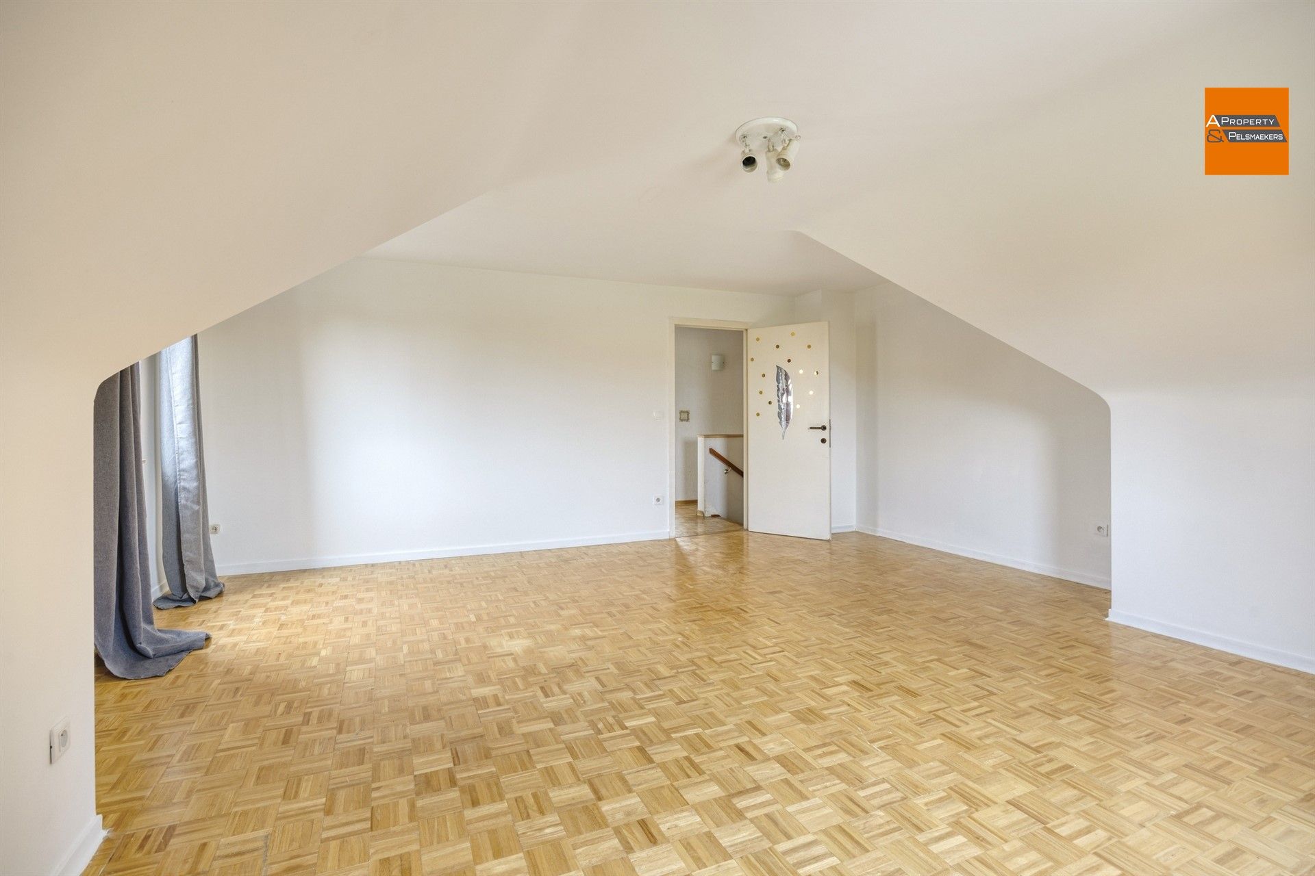Ruime villa  met 5 slpk, garage en grote tuin foto 19