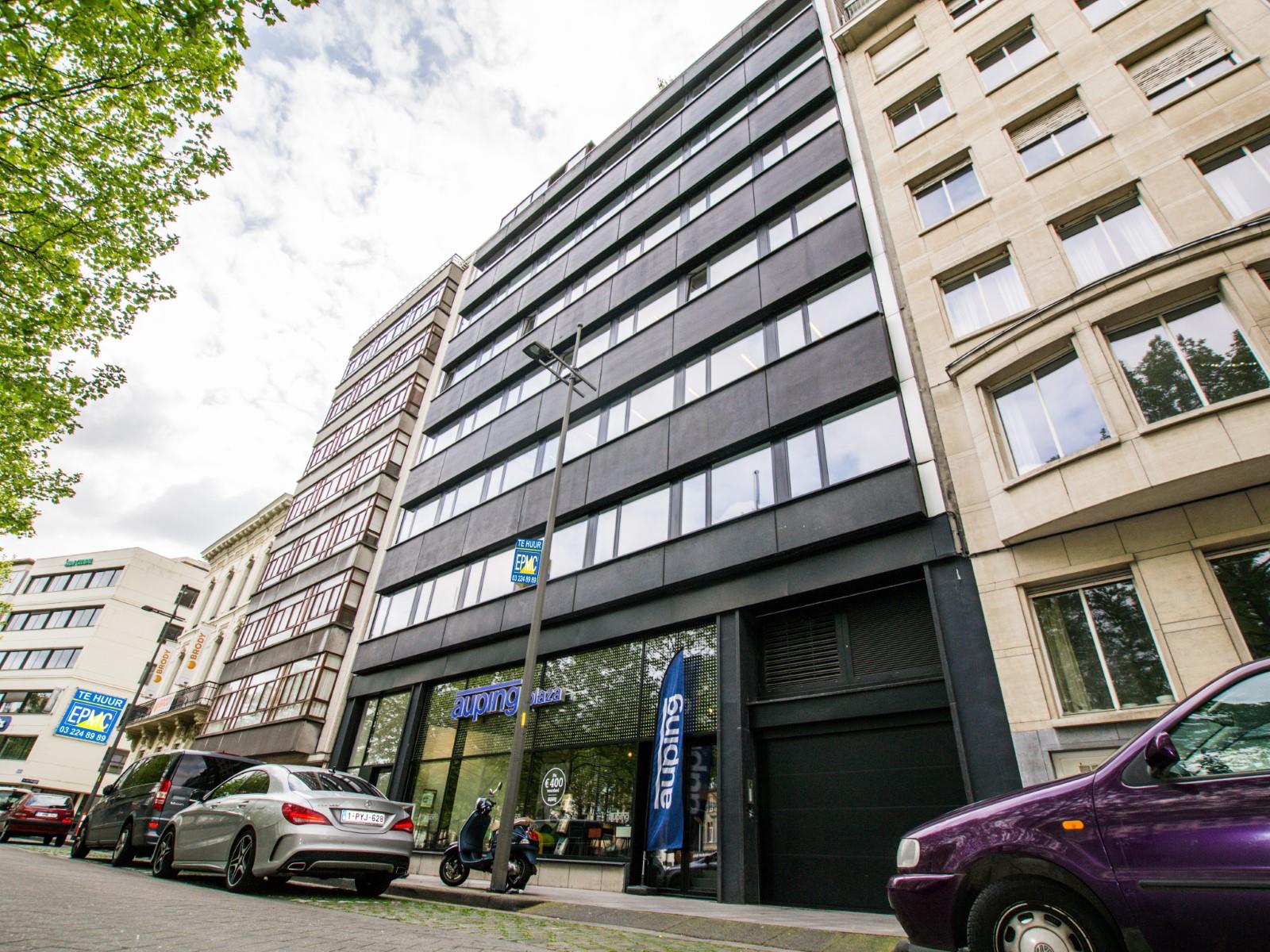 Kantoorruimte in het 'National' gebouw foto {{pictureIndex}}