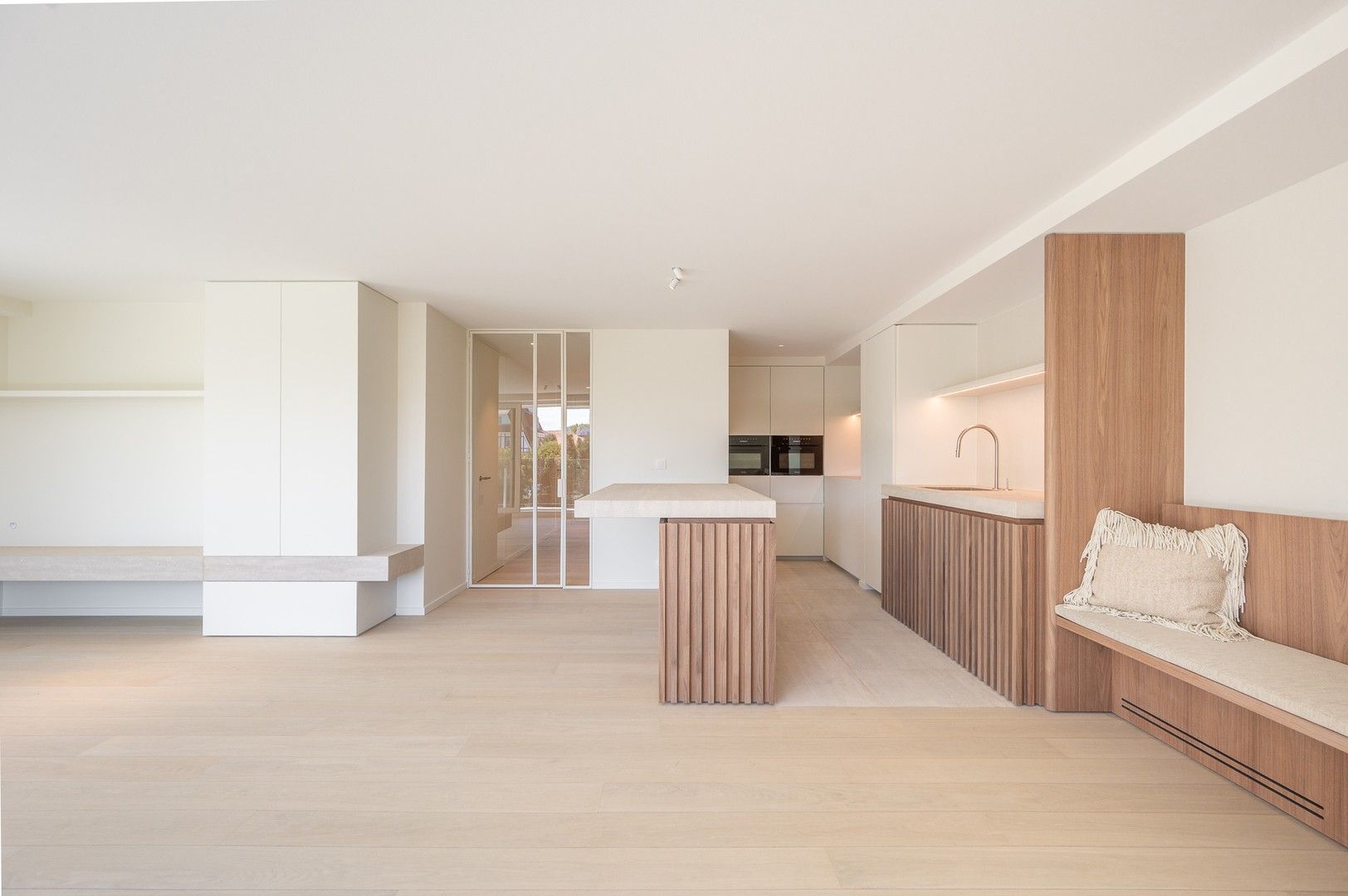 Gerenoveerd hoekappartement met mooie terrassen in een prestigieus gebouw op de Wandeldijk. foto 3