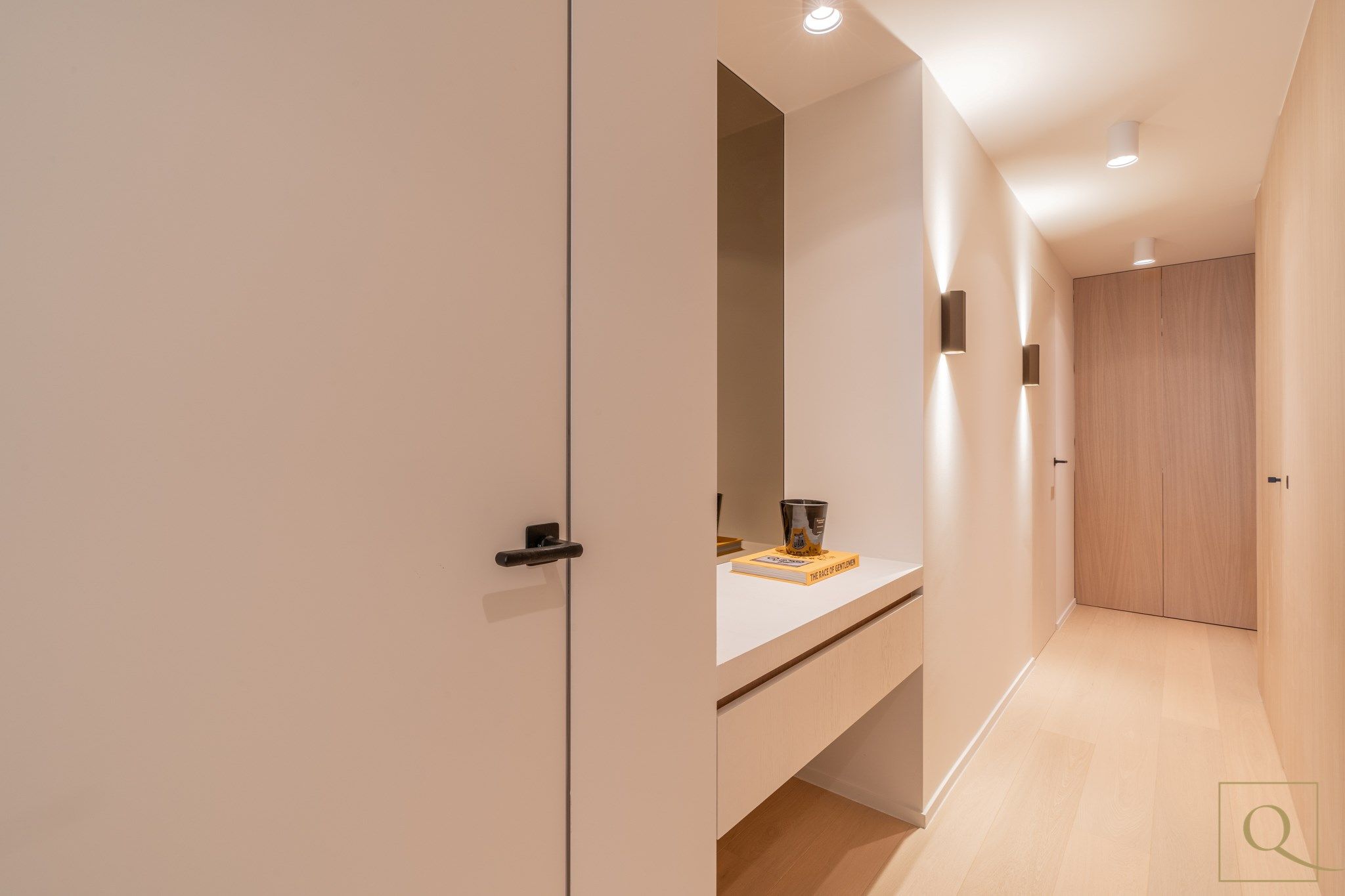 Zeer luxueus gerenoveerd appartement met oog voor detail genietend van zijdelings zeezicht. Ideaal gelegen nabij het Lichttorenplein en de Kustlaan. foto 9