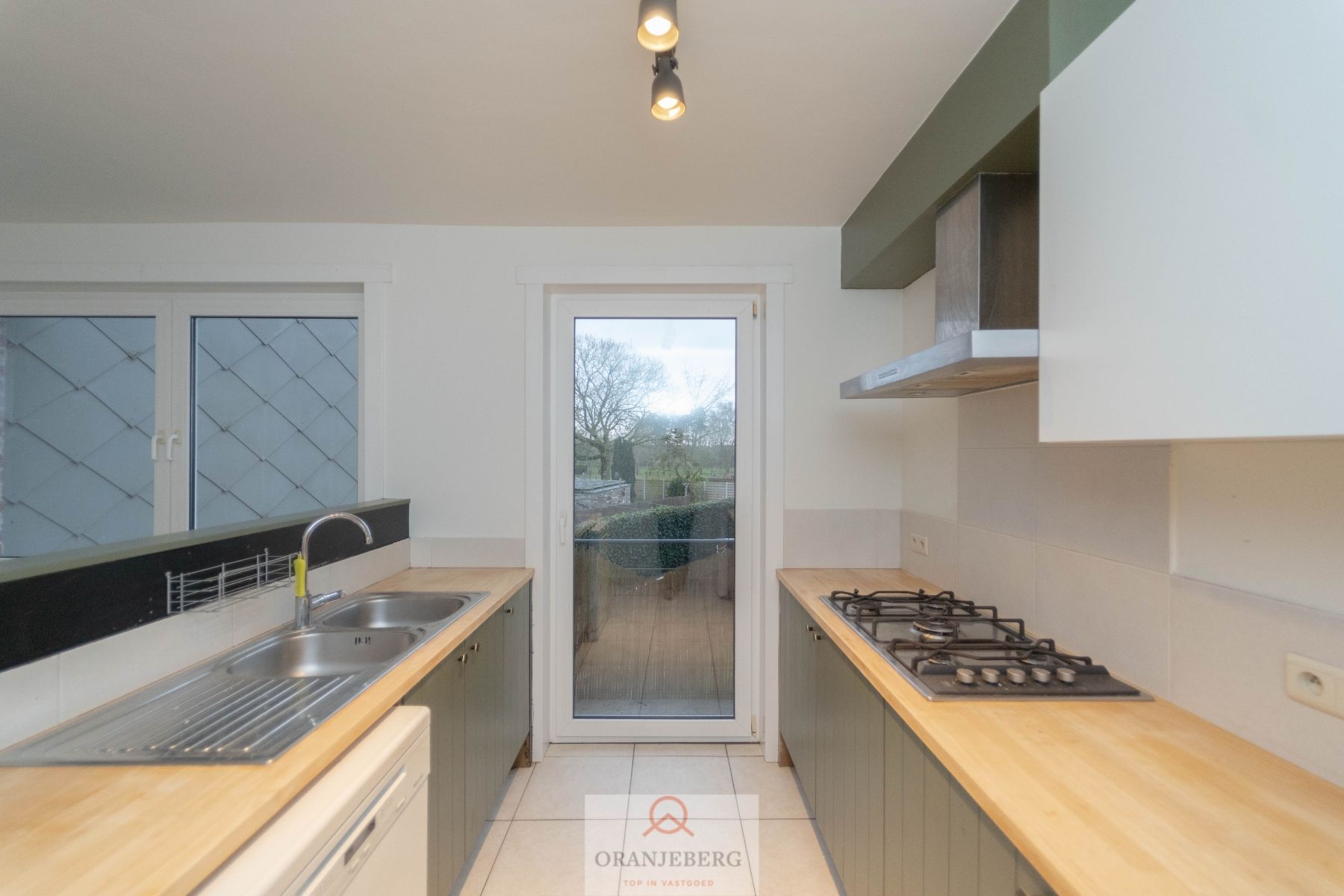 Lichtrijke bel-étage woning met garage en tuin te Lievegem - Waarschoot foto 17