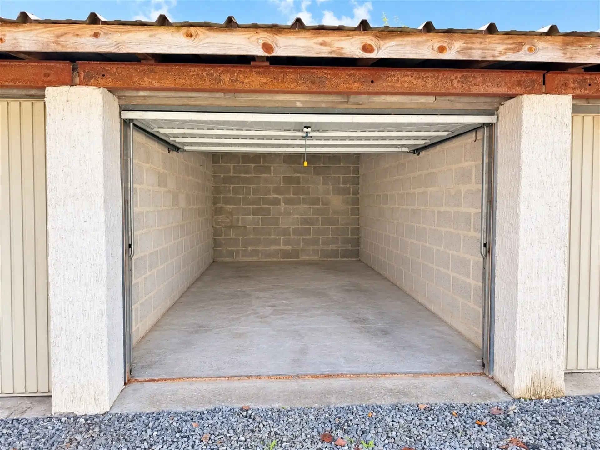 Centraal gelegen garagebox in Denderhoutem foto 3