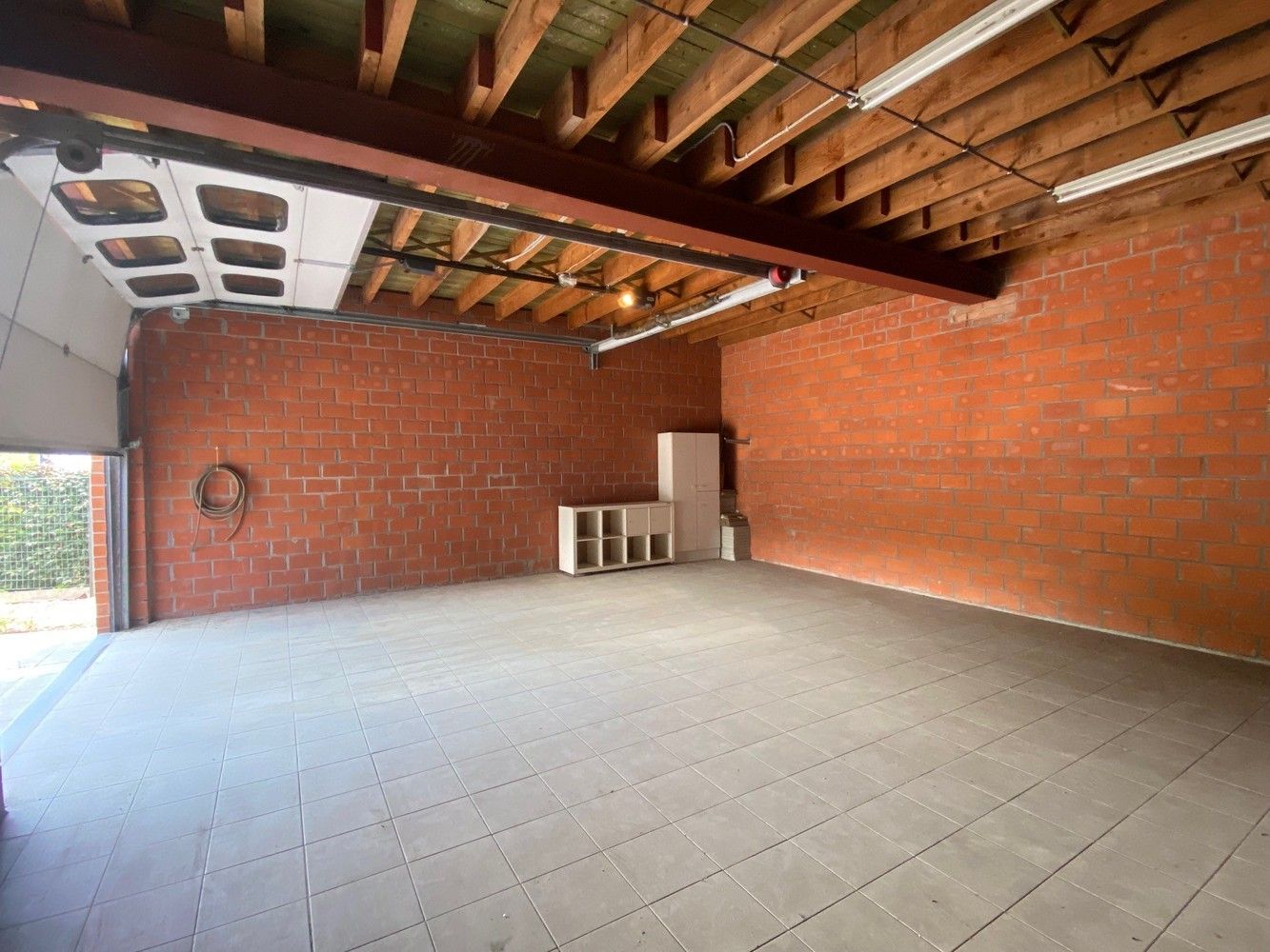 Ruime halfopen gezinswoning met grote garage/atelier (+/- 60m²) op een strategische ligging. foto 16