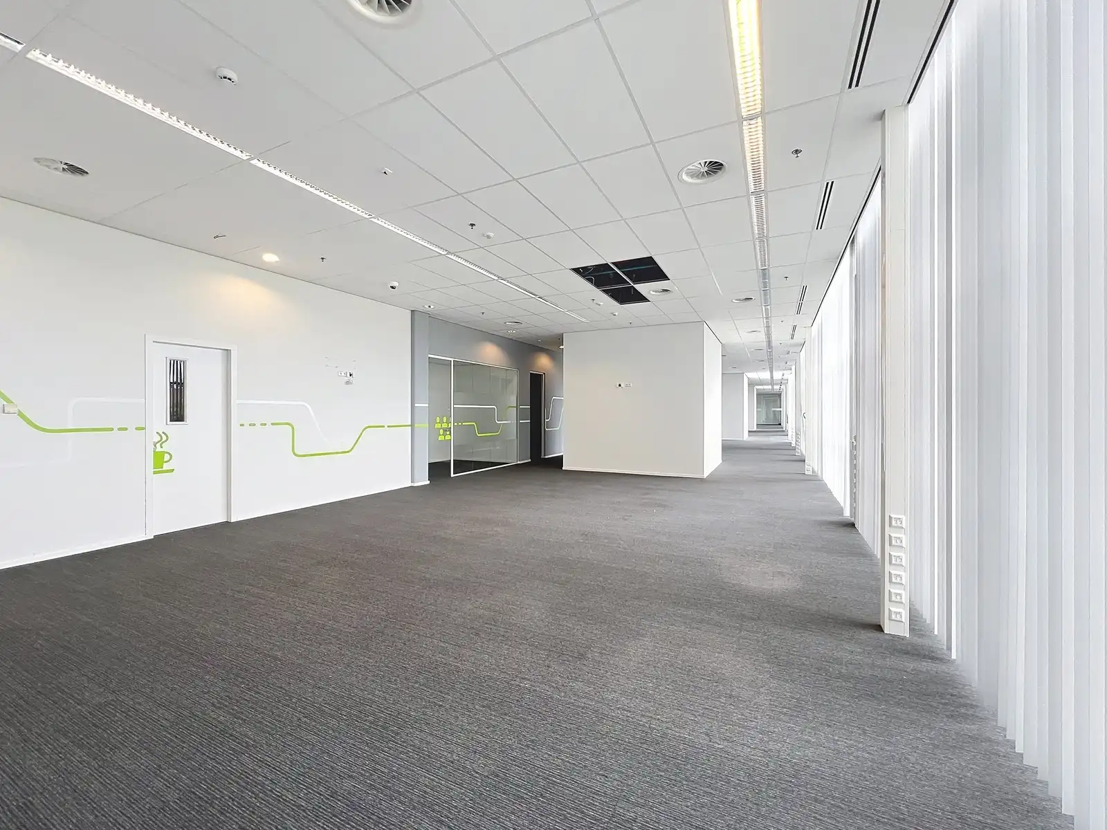 LICHTRIJKE kantoorruimten (1.400 tot 1.800m²) aan ZEER interessante voorwaarden nabij afrit Kortrijk-Oost E17. Onmiddellijk beschikbaar! foto 9