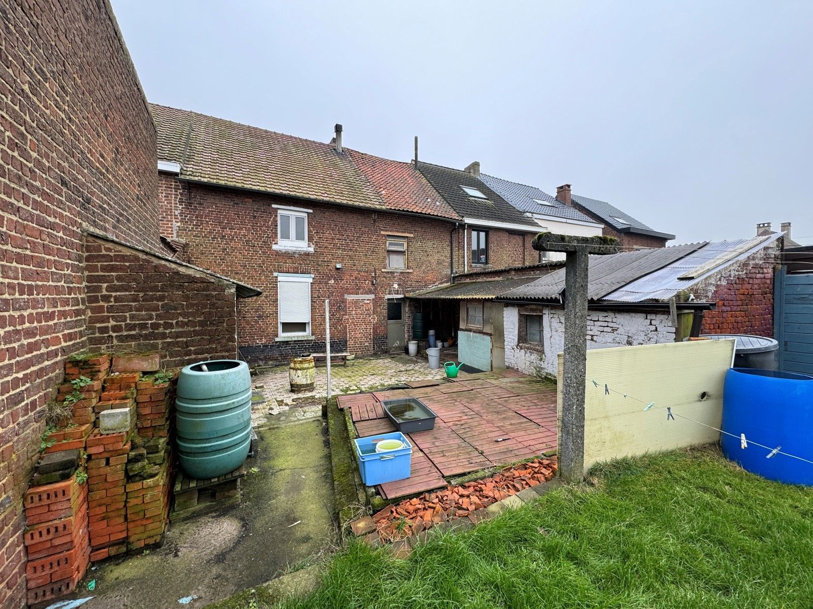 Te renoveren woning met 2 slaapkamers en grote tuin foto 2