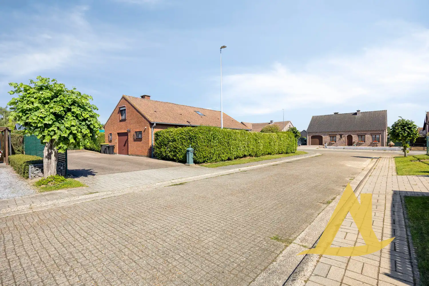 RUSTIG GELEGEN, INSTAPKLARE WONING MET TUIN RONDOM EN RUIME OPRIT foto 2