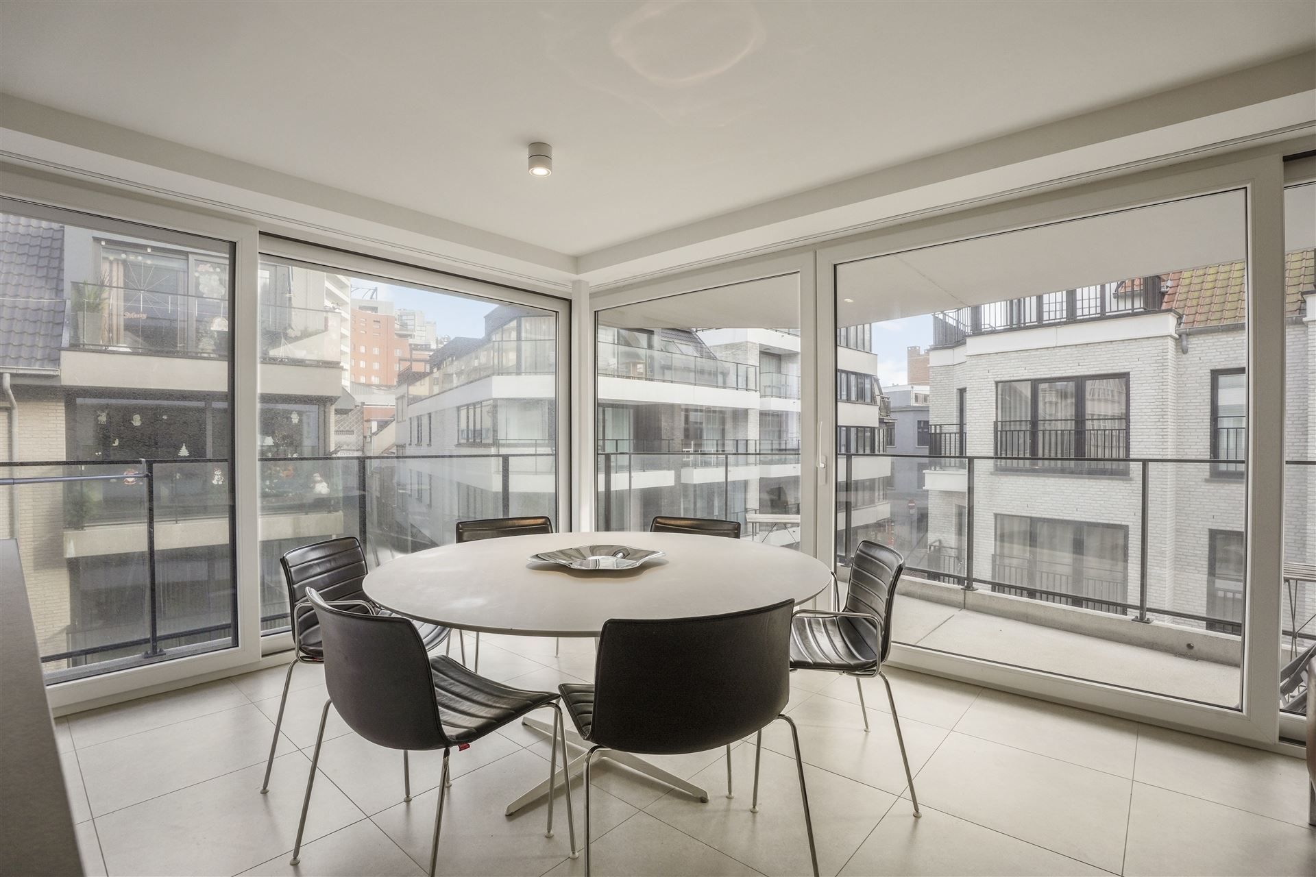 INSTAPKLAAR / RECENT GEBOUW  foto 2