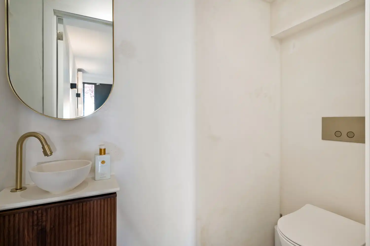 Recent gerenoveerde woning met 3 slaapkamers en zonnige tuin in Hoevenen foto 4