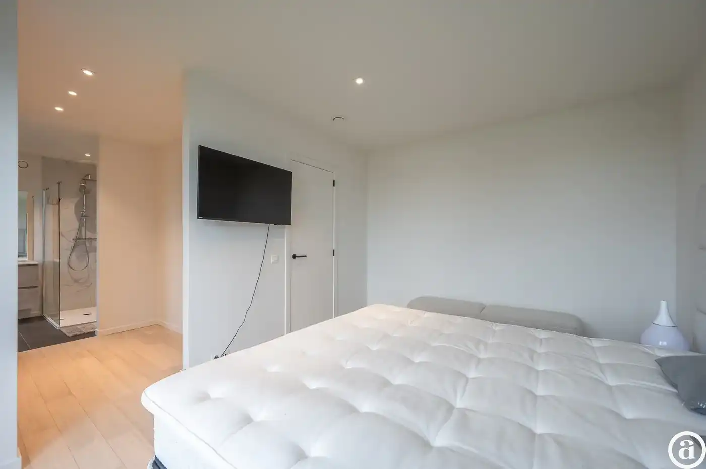 Alleenstaande moderne villa gelegen in een rustige residentiële omgeving te Knokke.  foto 14