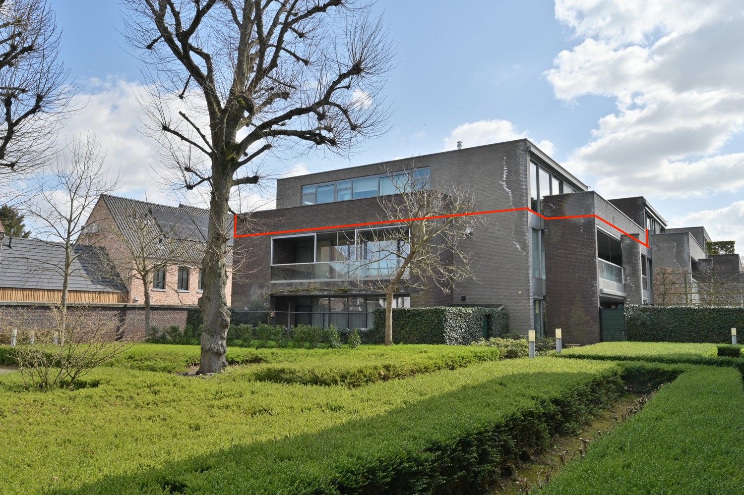 Schitterend penthouse van 185 m² gelegen op de 2de verdieping van een exclusieve residentie "Park Oud Rekem" in hartje Oud-Rekem te Lanaken. foto {{pictureIndex}}