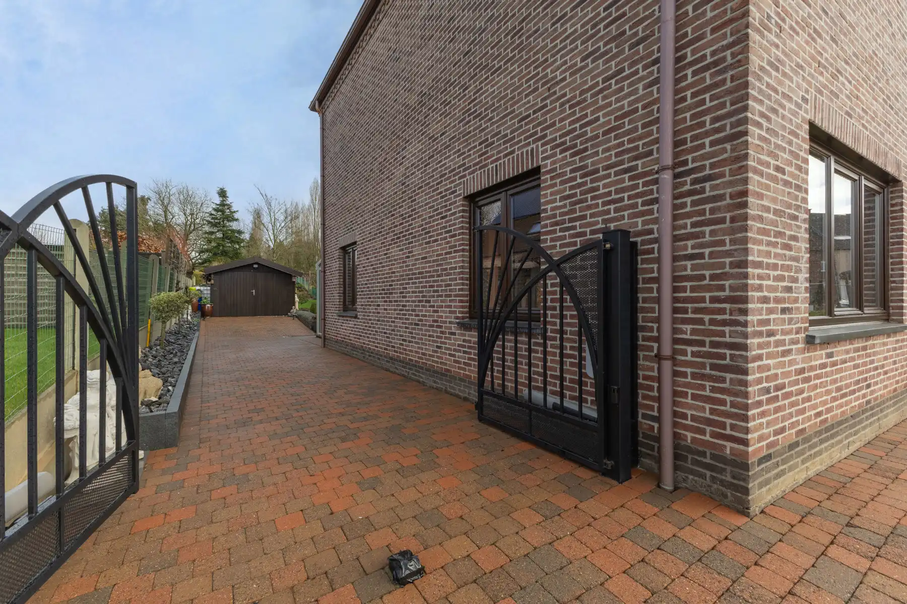 Goed onderhouden woning met prachtige tuin foto 7