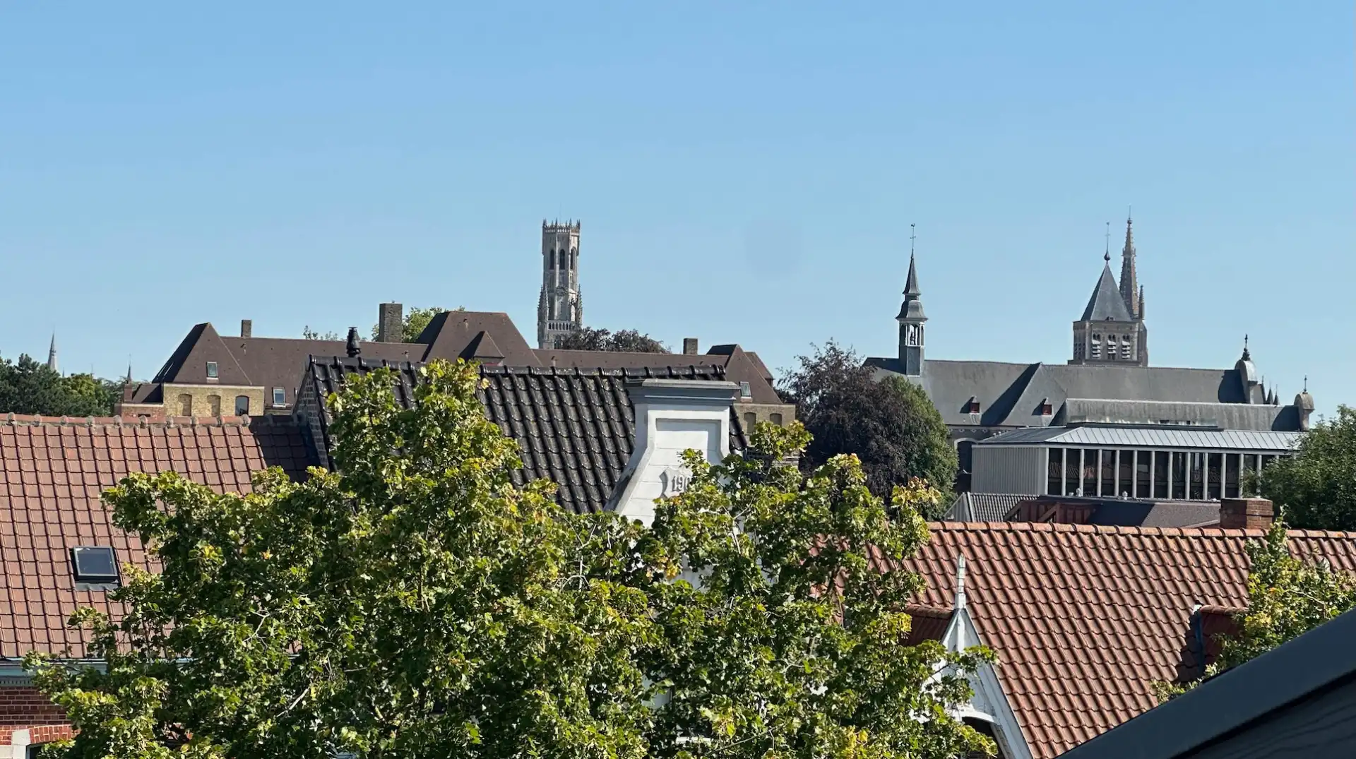 architecturale parel met zonnige stadstuin nabij de Ezelpoort foto 26