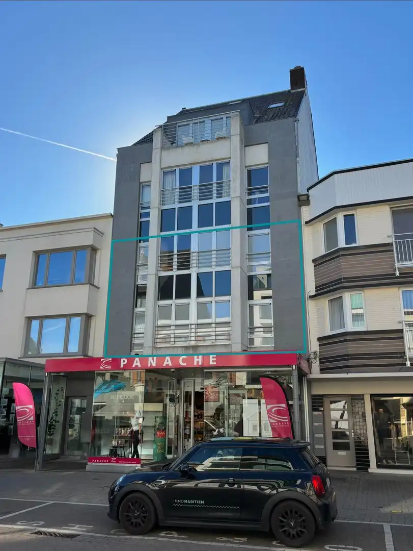 Uitzonderlijk ruim en gerenoveerd duplexappartement met 5 slaapkamers met zonnig terras in Sint-Idesbald foto {{pictureIndex}}