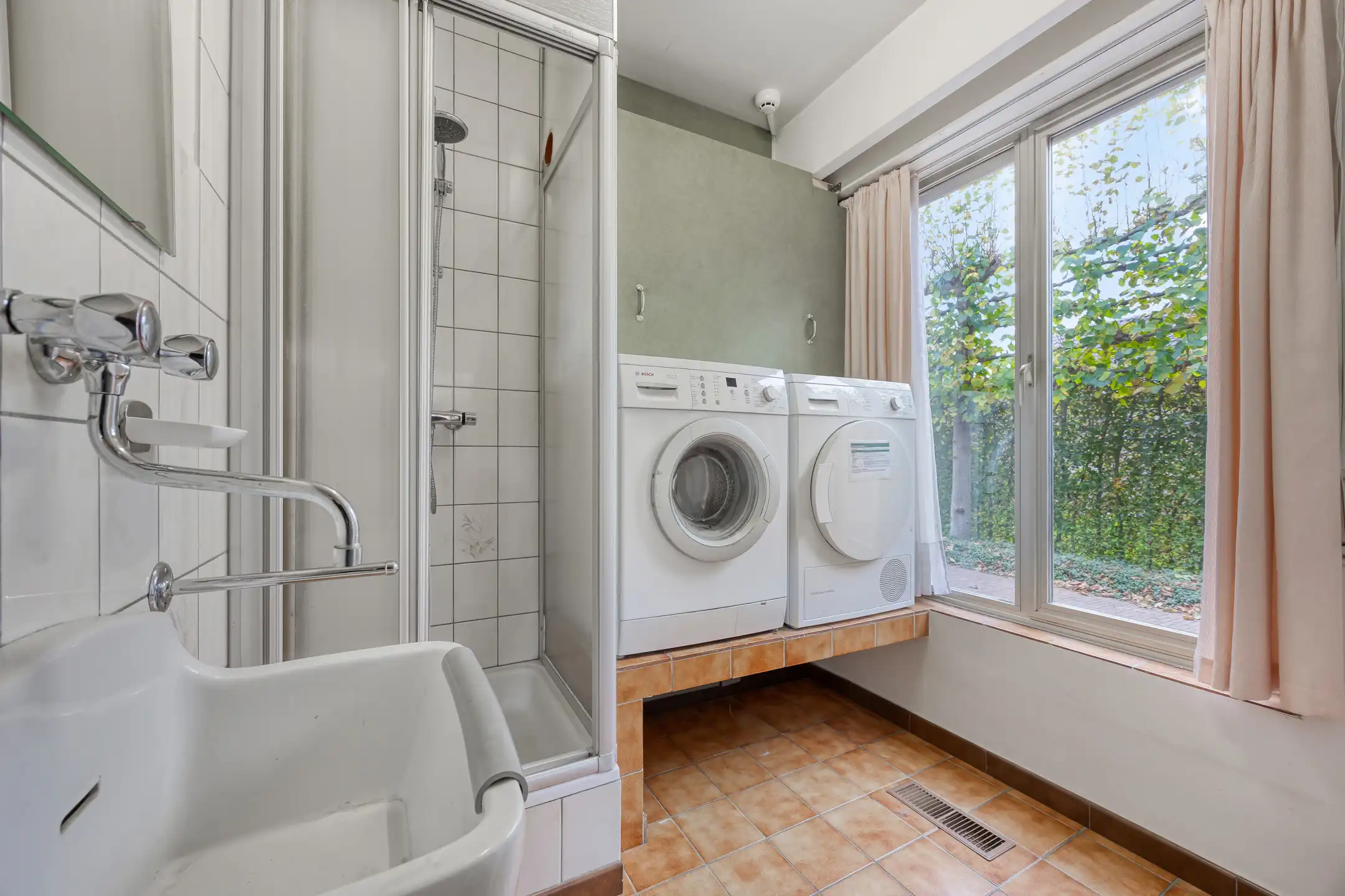 Karaktervolle en ruime vrijstaande woning met prachtige tuin foto 9