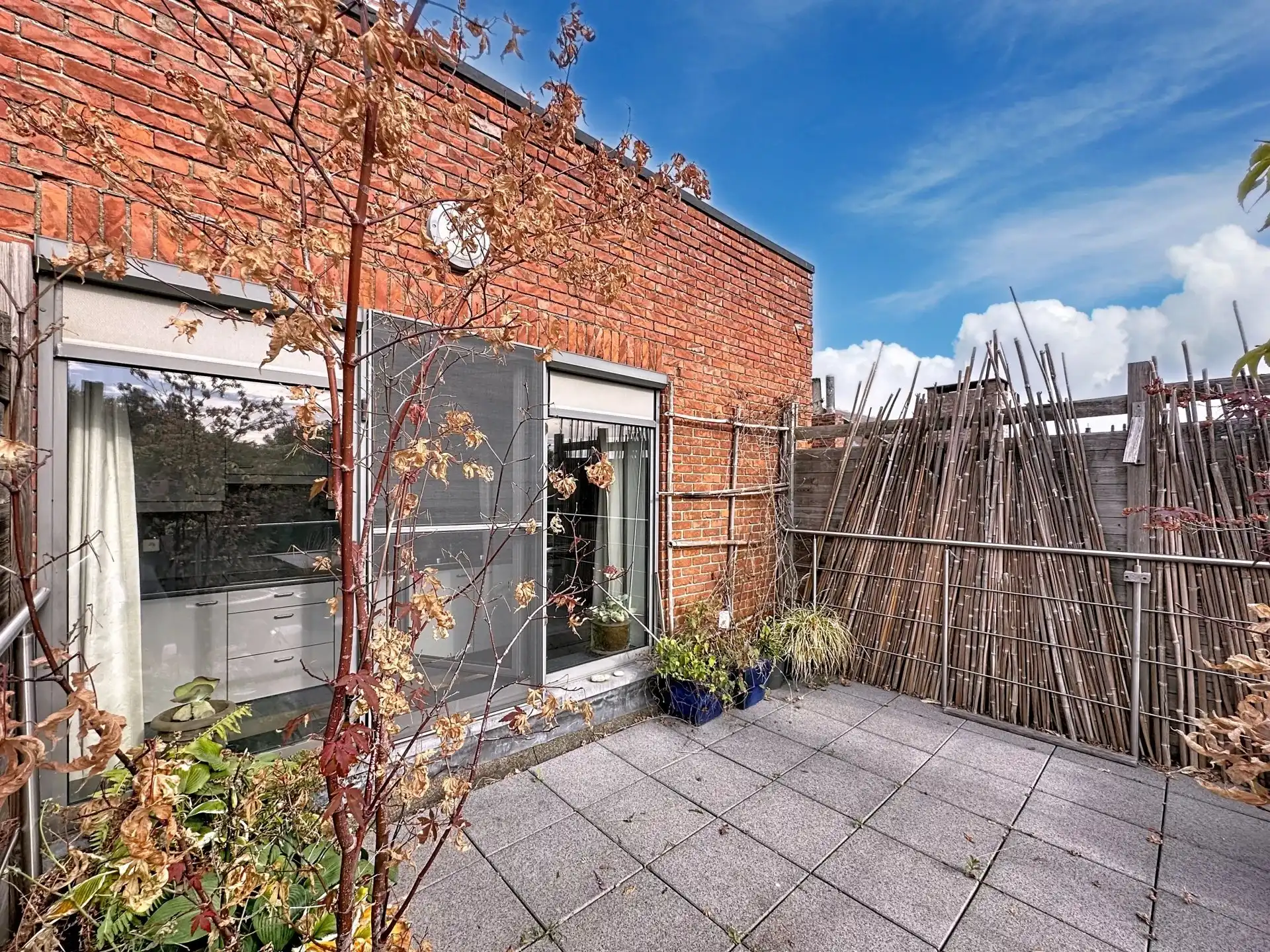 Ruim appartement met 2 slaapkamers, terras en overdekte staanplaats. foto 12