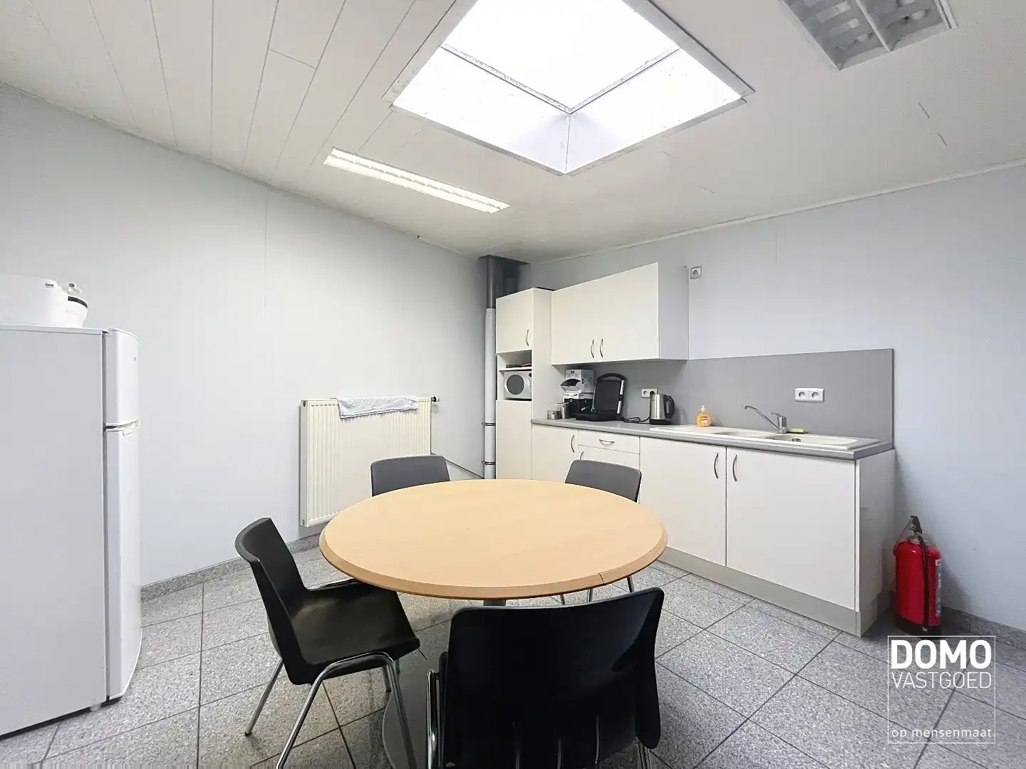 RUIM COMMERCIEEL GEBOUW VOORZIEN VAN TOONZAAL, KANTOREN EN OPSLAGPLAATS IN HERK-DE-STAD  foto 10