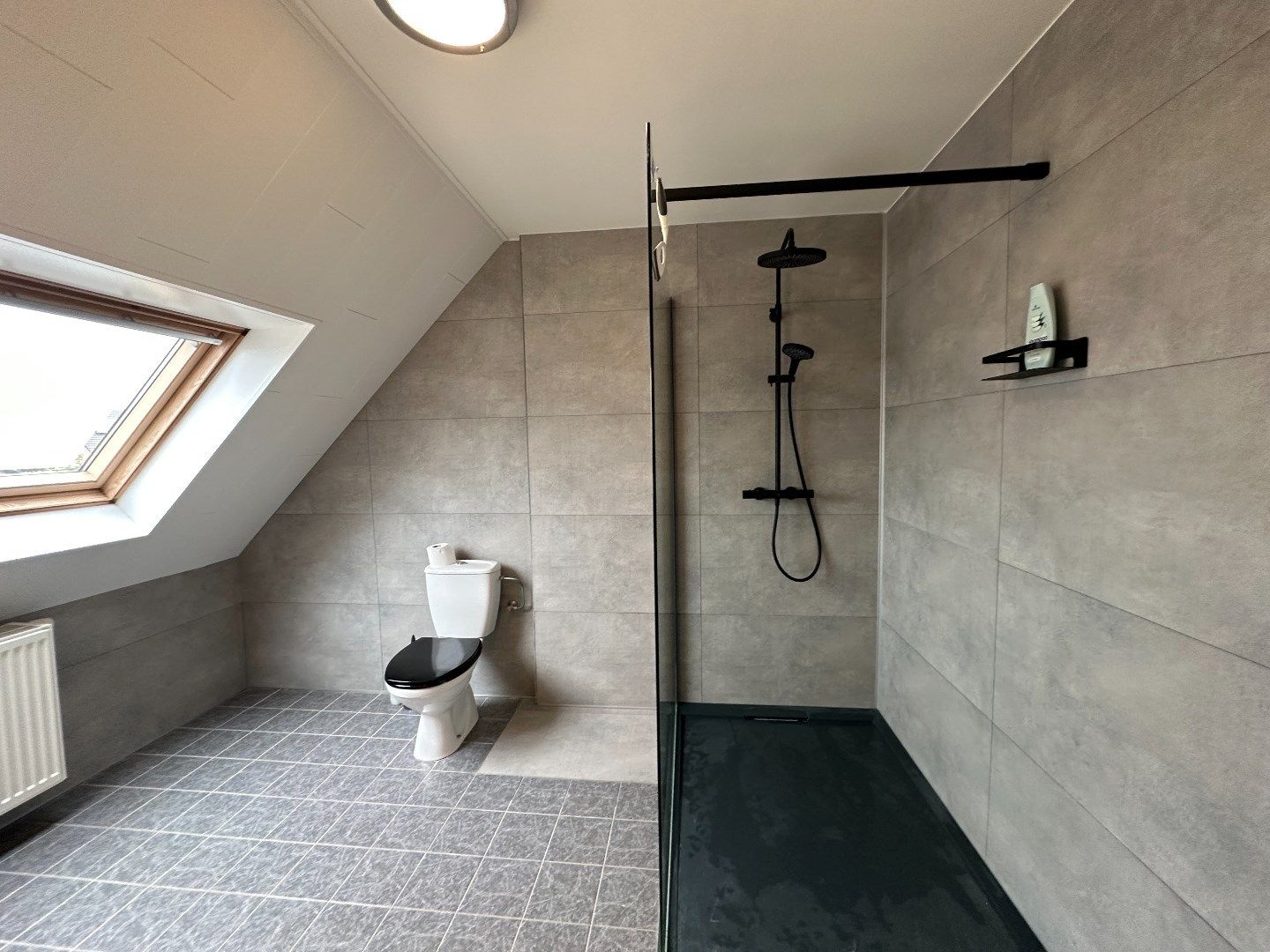 Centraal gelegen, lichtrijke woning met drie slaapkamers en garage foto 9