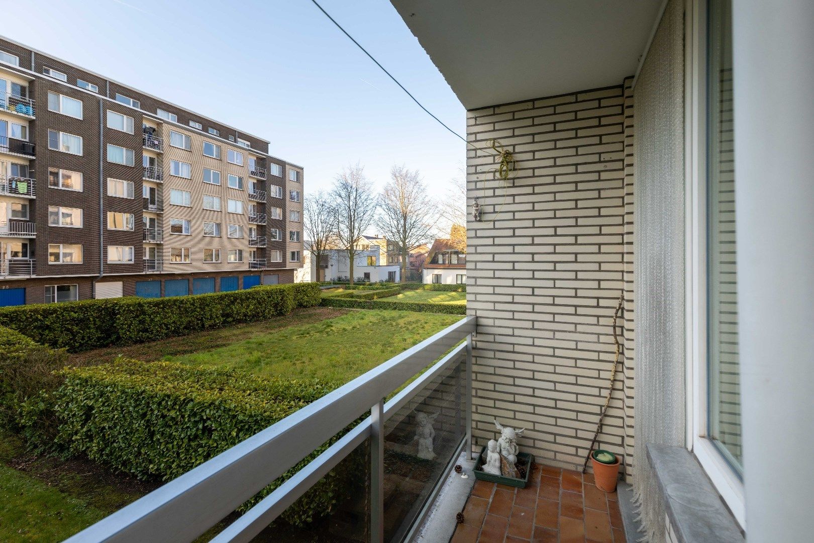 Zéér ruim appartement met open zichten, grote garage en drie slaapkamers te Sint-Andries. foto 15