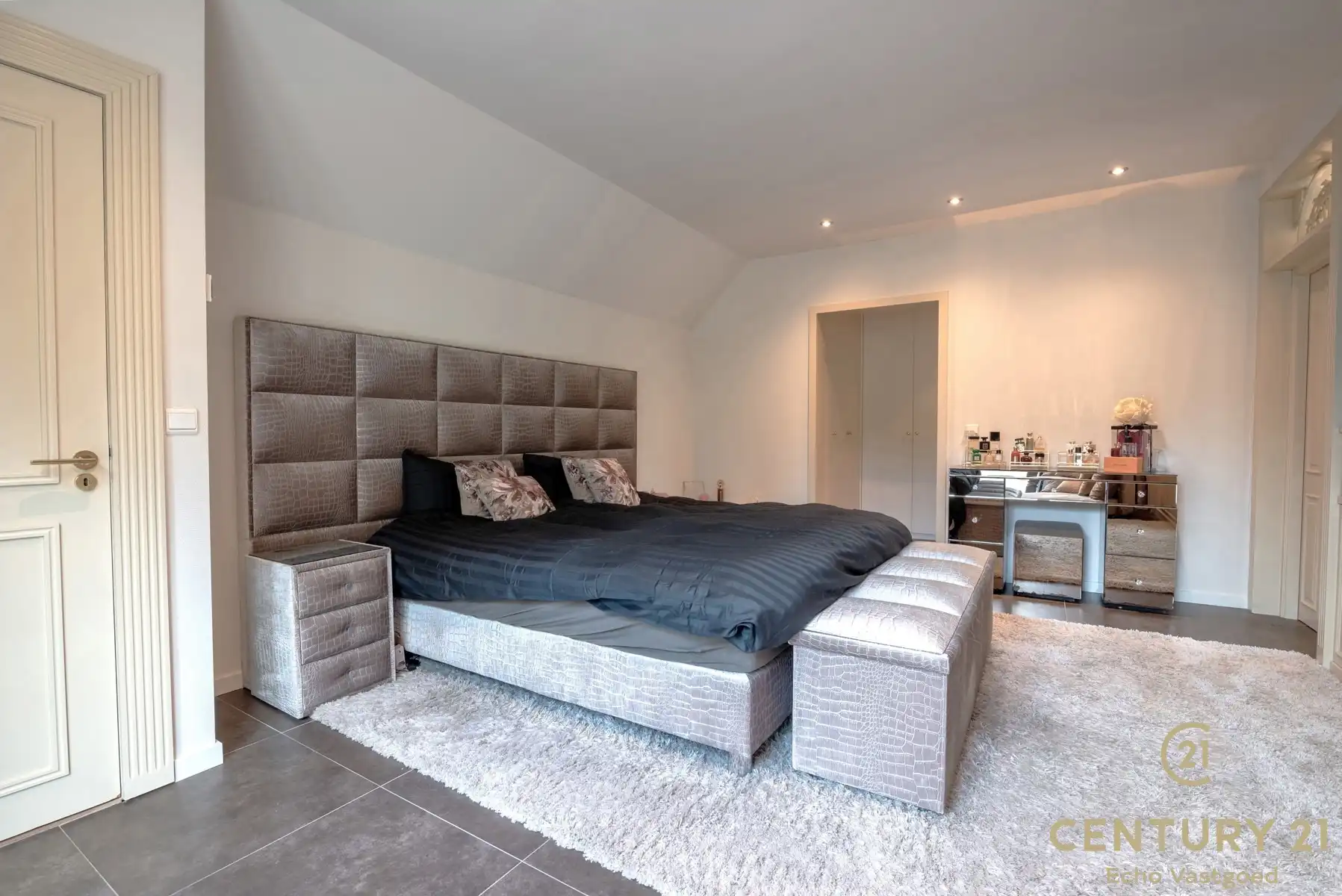 Gelijkvloerse fraaie villa met prachtige tuin op ca 1700m² foto 15