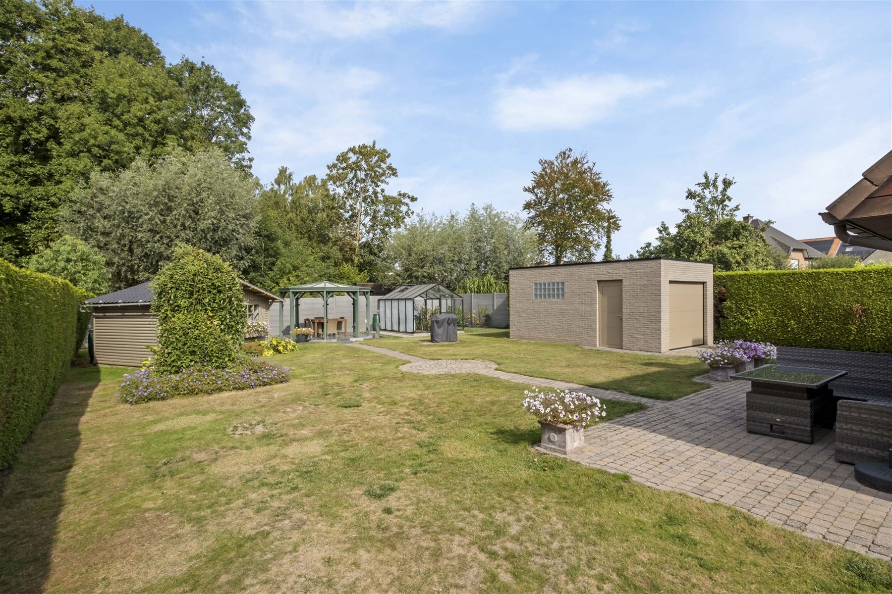 Instapklare woning met 3 slaapkamers, tuin en twee garages in een rustige straat foto 3