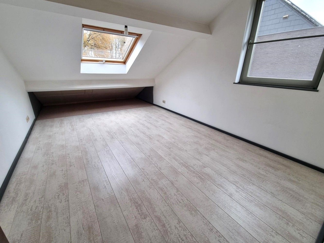 Vernieuwde woning, zeer rustig gelegen met enorm grote zolderruimte. Veel potentieel! foto 13