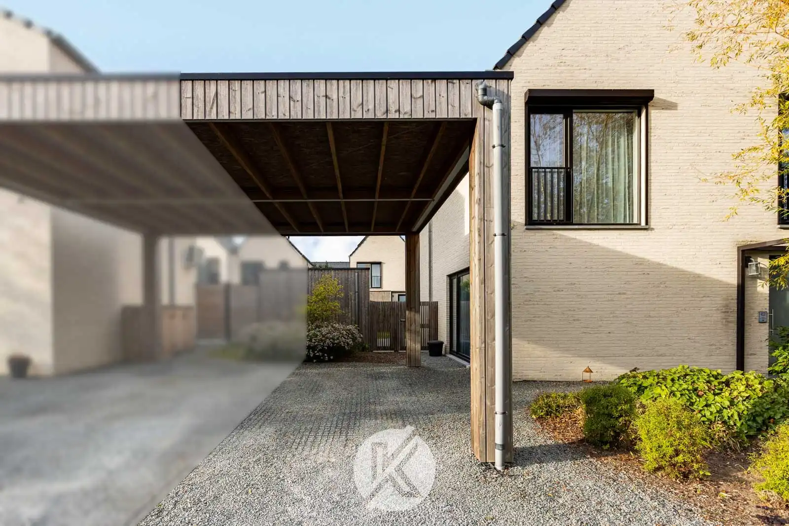 Recente, lichtrijke woning met carport foto 4