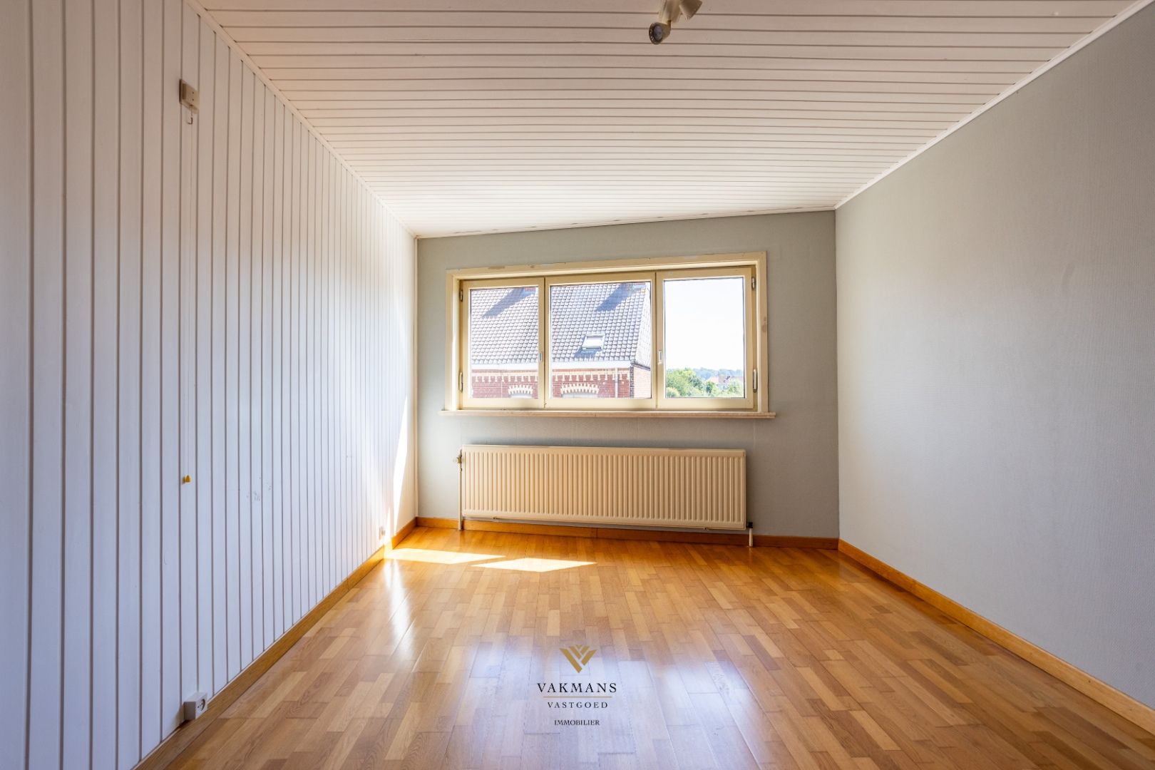 Woning met 3 slaapkamers en grote dubbele garage op prachtige locatie. foto 14