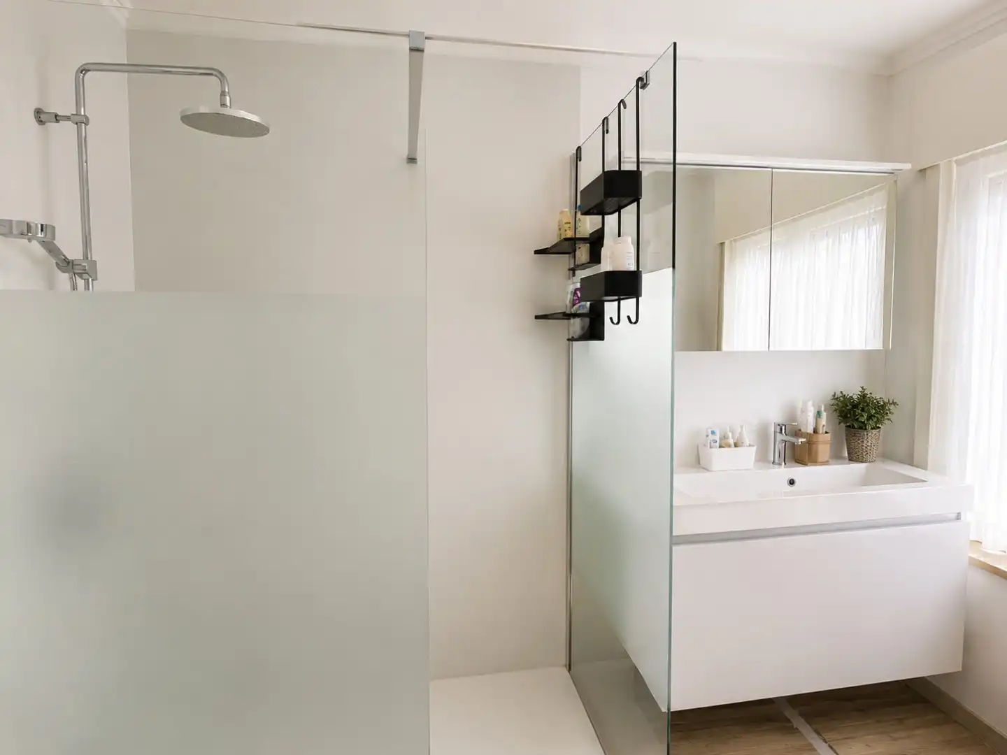 Gerenoveerde halfopen bebouwing met twee slaapkamers te huur in Machelen (Zulte) foto 9