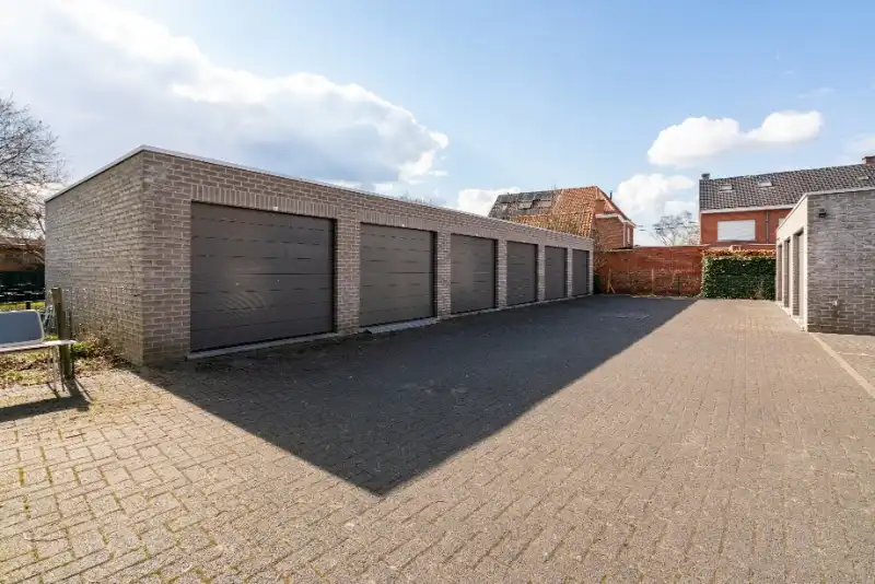 Opbrengsteigendom met 7 verhuurde appartementen, afzonderlijke garageboxen en staanplaatsen te Zelzate. foto 3