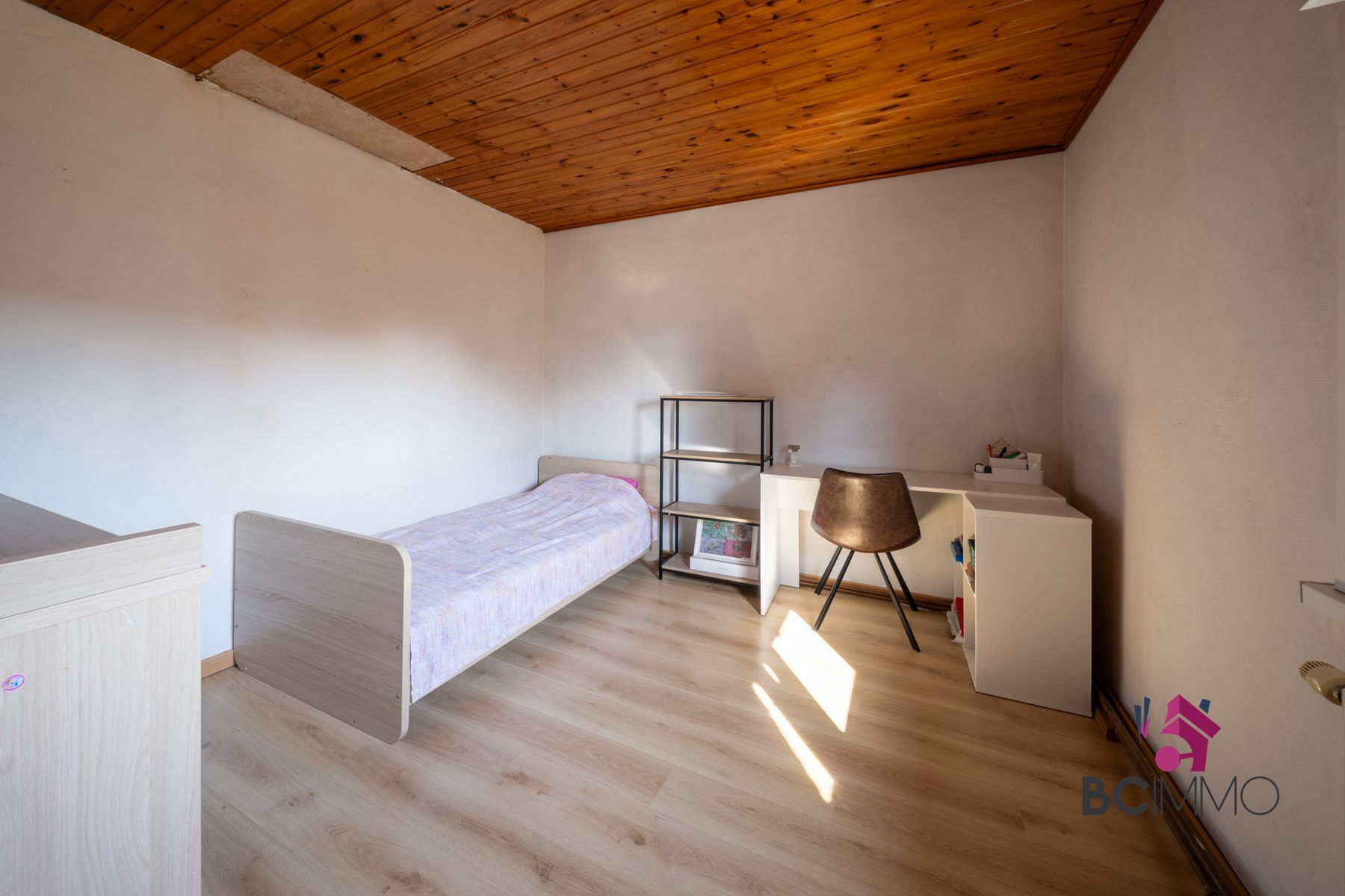 Halfopen woning met garage, zonnepanelen en ruime oprit foto 18