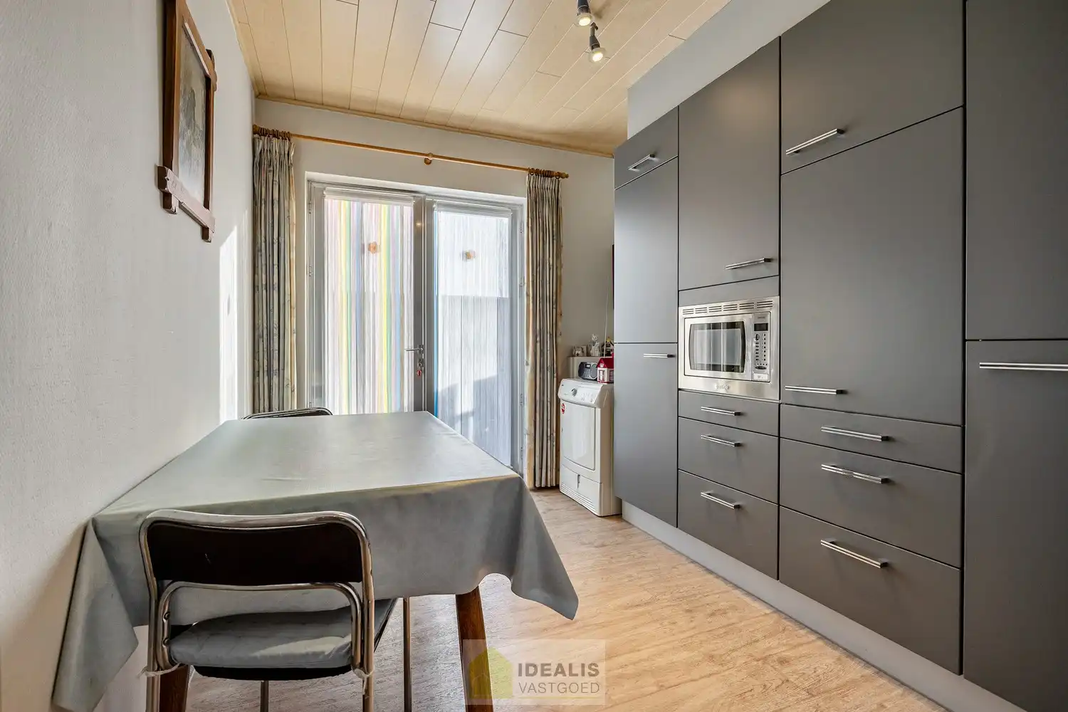 IDEALIS VASTGOED - GELIJKVLOERS APPARTEMENT IN HET CENTRUM VAN KAULILLE, BOCHOLT! Dit appartement van het bouwjaar 1972 biedt u een ruime keuken met aangrenzend bijkeuken met extra opbergruimte, een heerlijke woonkamer met grote glaspartijen, fijne slaapkamer, terras en privatieve garagebox. Dé unieke kans voor kandidaten op zoek naar een appartement op een aangename locatie vlakbij het centrum van Bocholt!! foto 10