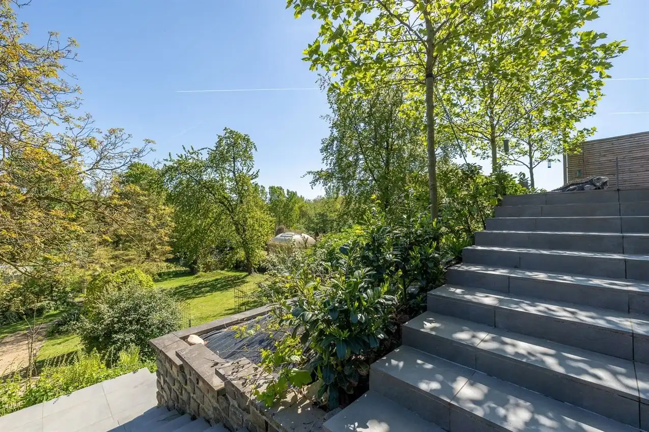 Moderne "Engelse charme, hedendaagse verfijning in oase van groen foto 21