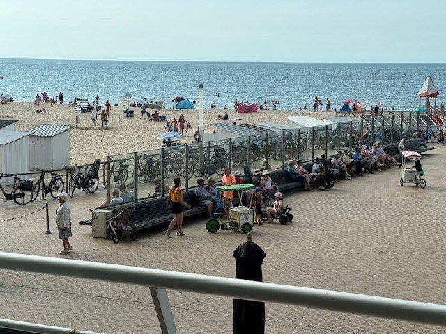 Prachtige  ruime flat  op Strandplein.      Topligging op zeer  centrale ligging  en met terras  ! foto 3