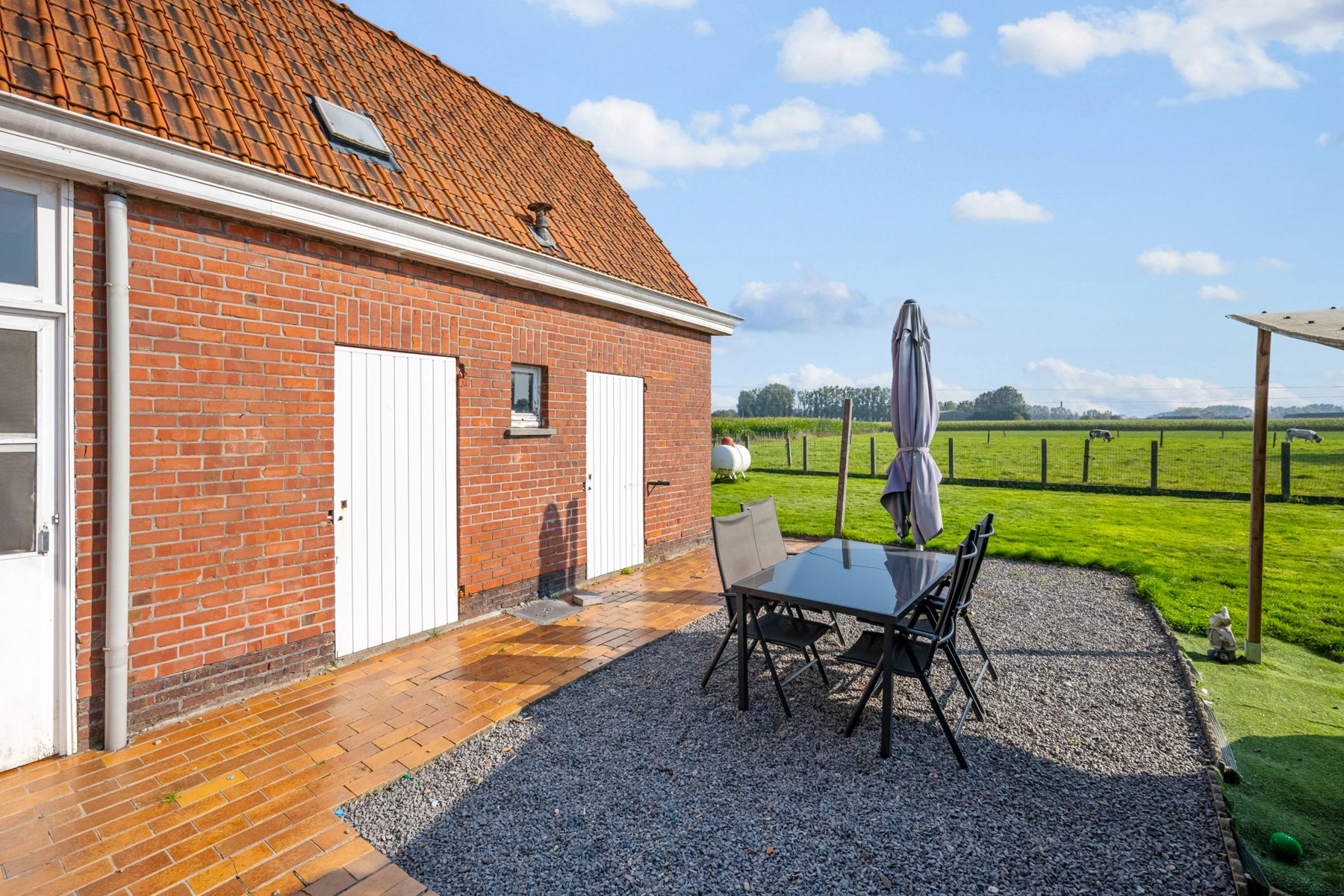 Te renoveren woning met weidse uitzichten! foto 16