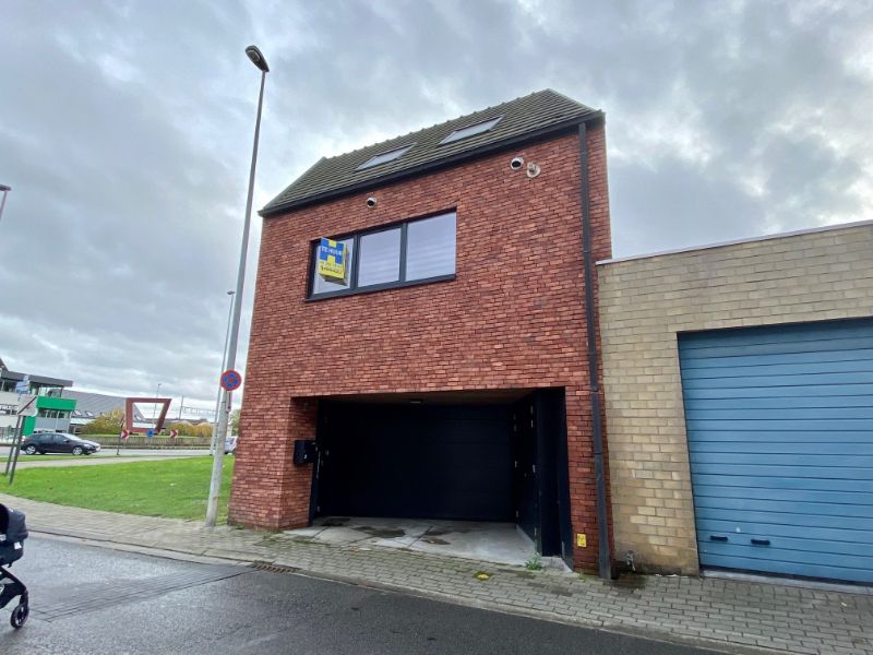 Centraal gelegen duplexwoning met 2 slaapkamers, terras en autostandplaats foto 2