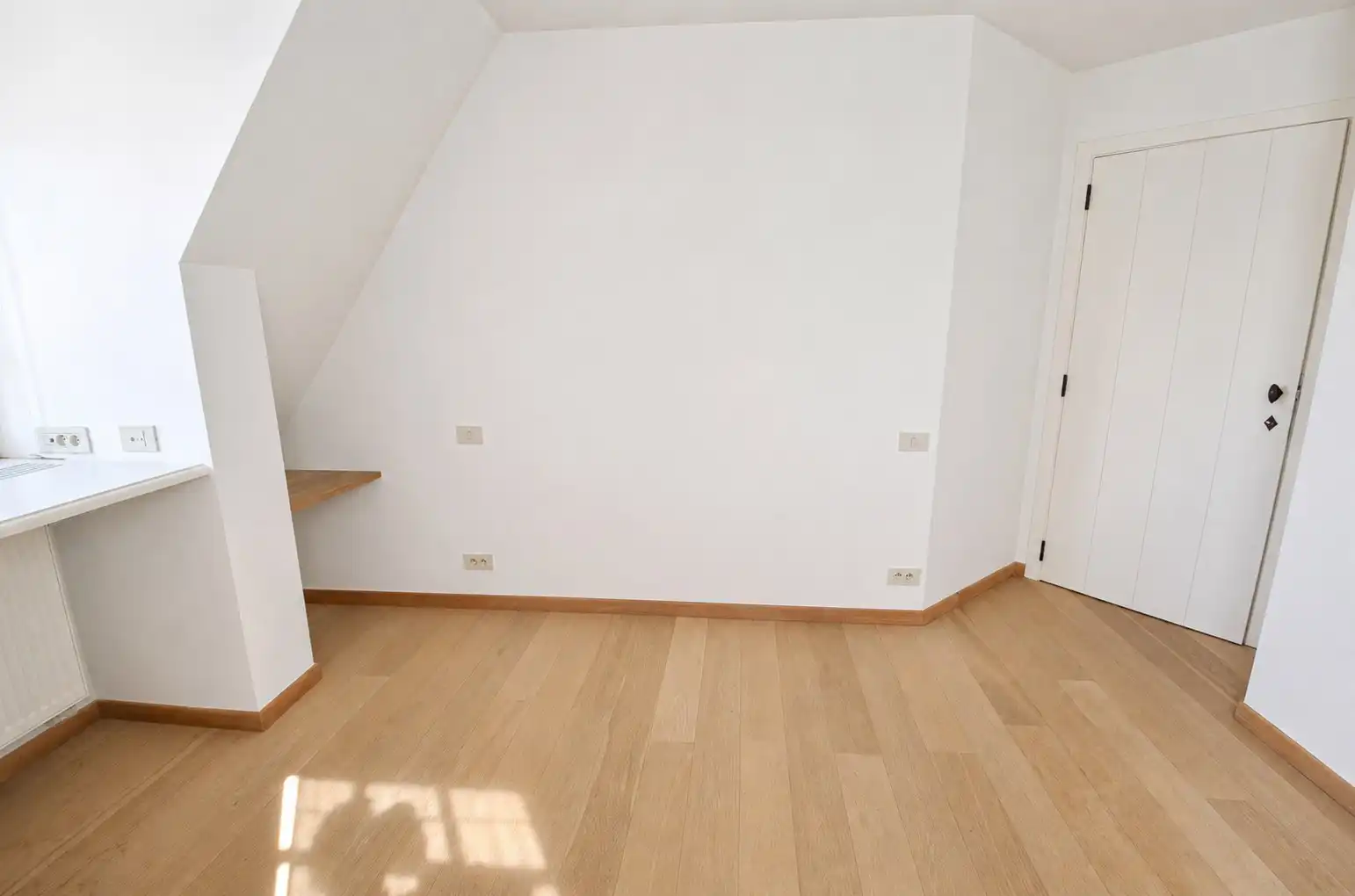 Tijdloze villa met uitzonderlijke vergezichten op een residentiële locatie. foto 32