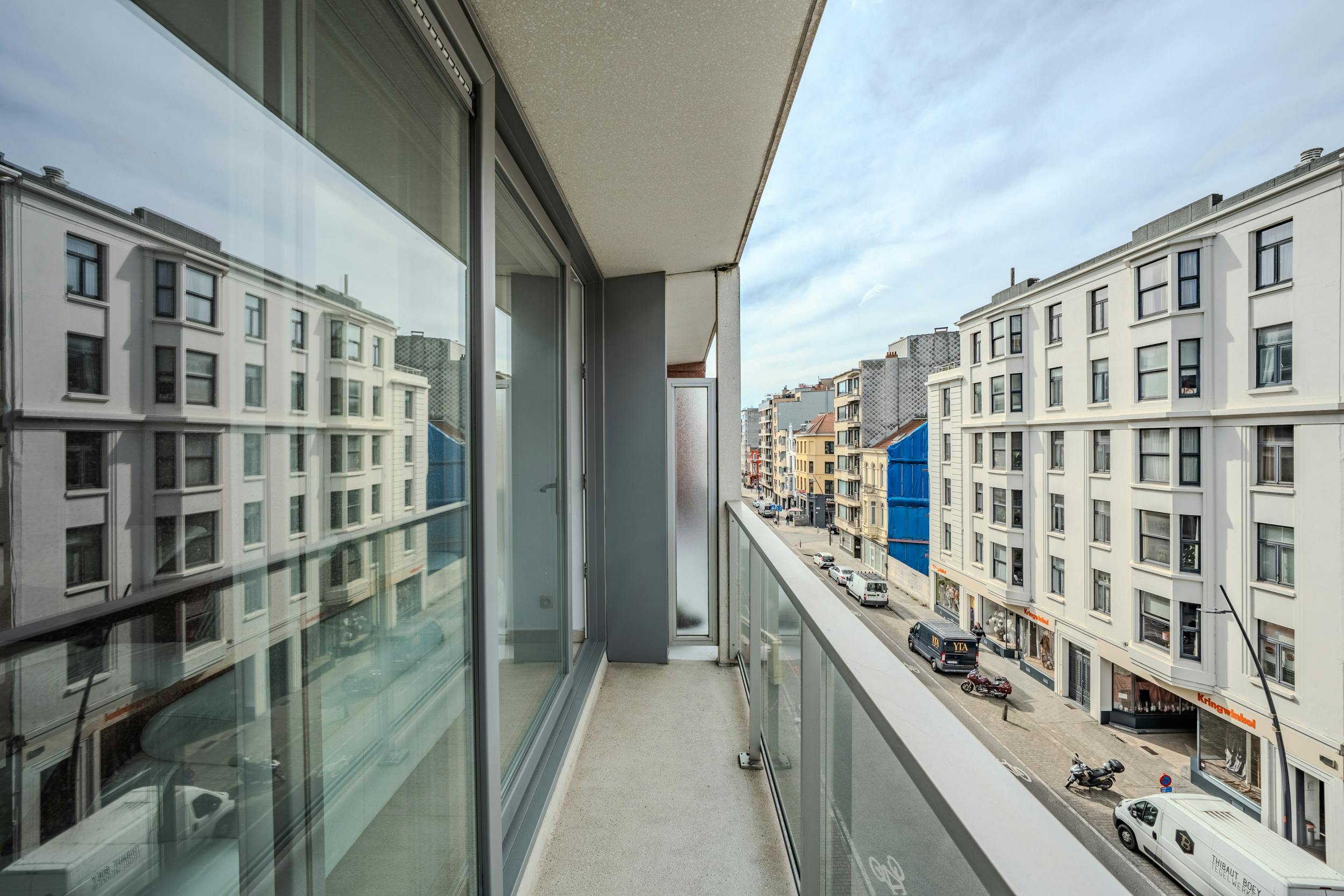 Instapklaar 2-slaapkamerappartement met terras in Oostende foto 13