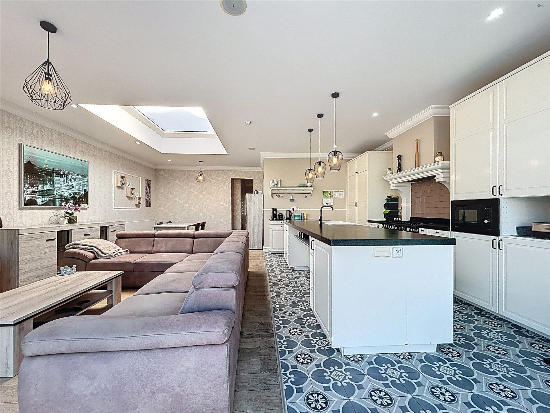 instapklare gezinswoning met 4 slaapkamers, aparte studio en 3 badkamers op perceel van 453m²  foto 2